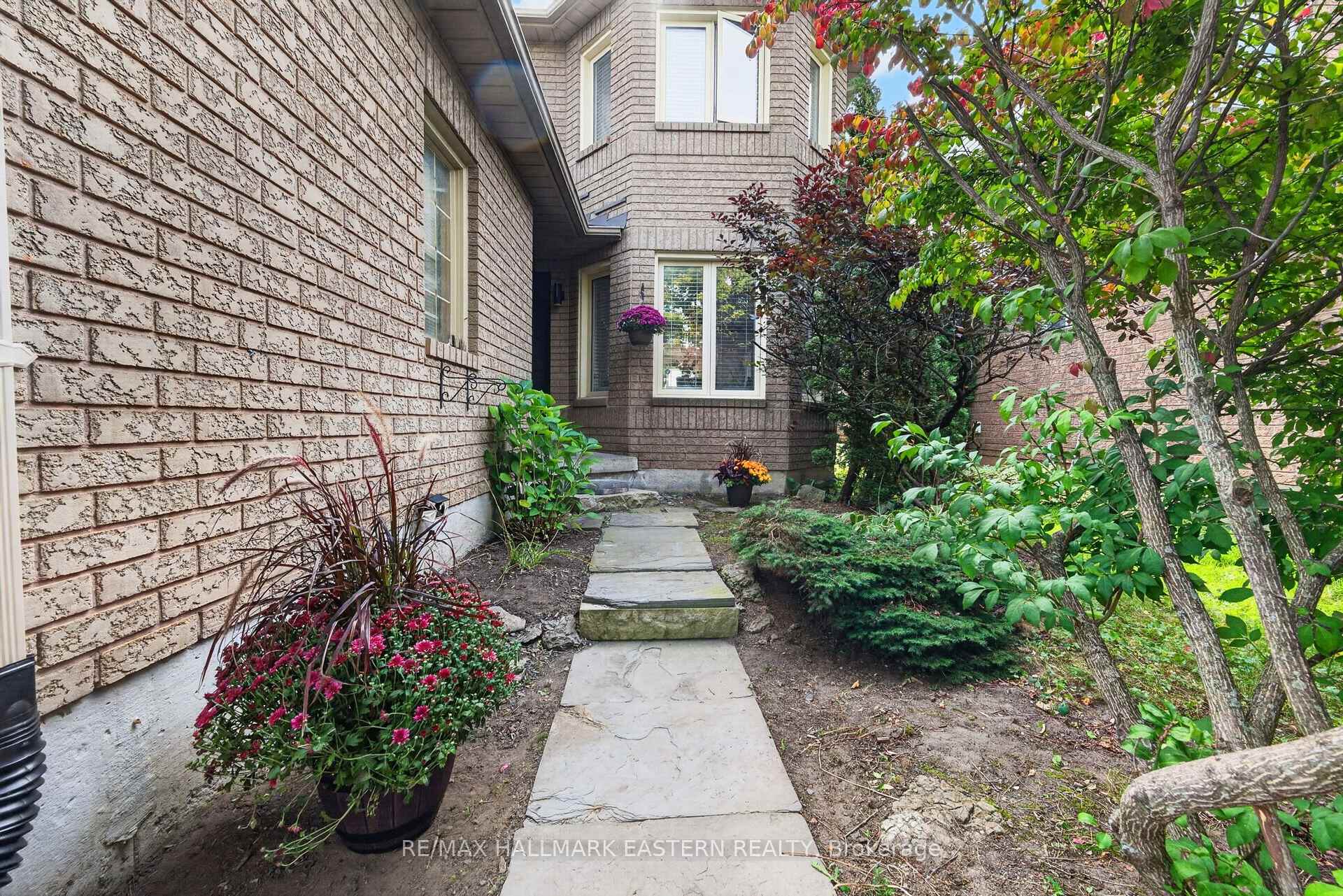 Photo 3 of 25 Edgerton Drive, Clarington, Bowmanville — HOMEH