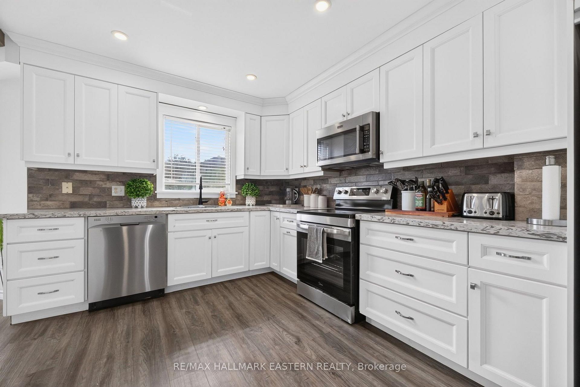 Photo 14 of 25 Edgerton Drive, Clarington, Bowmanville — HOMEH