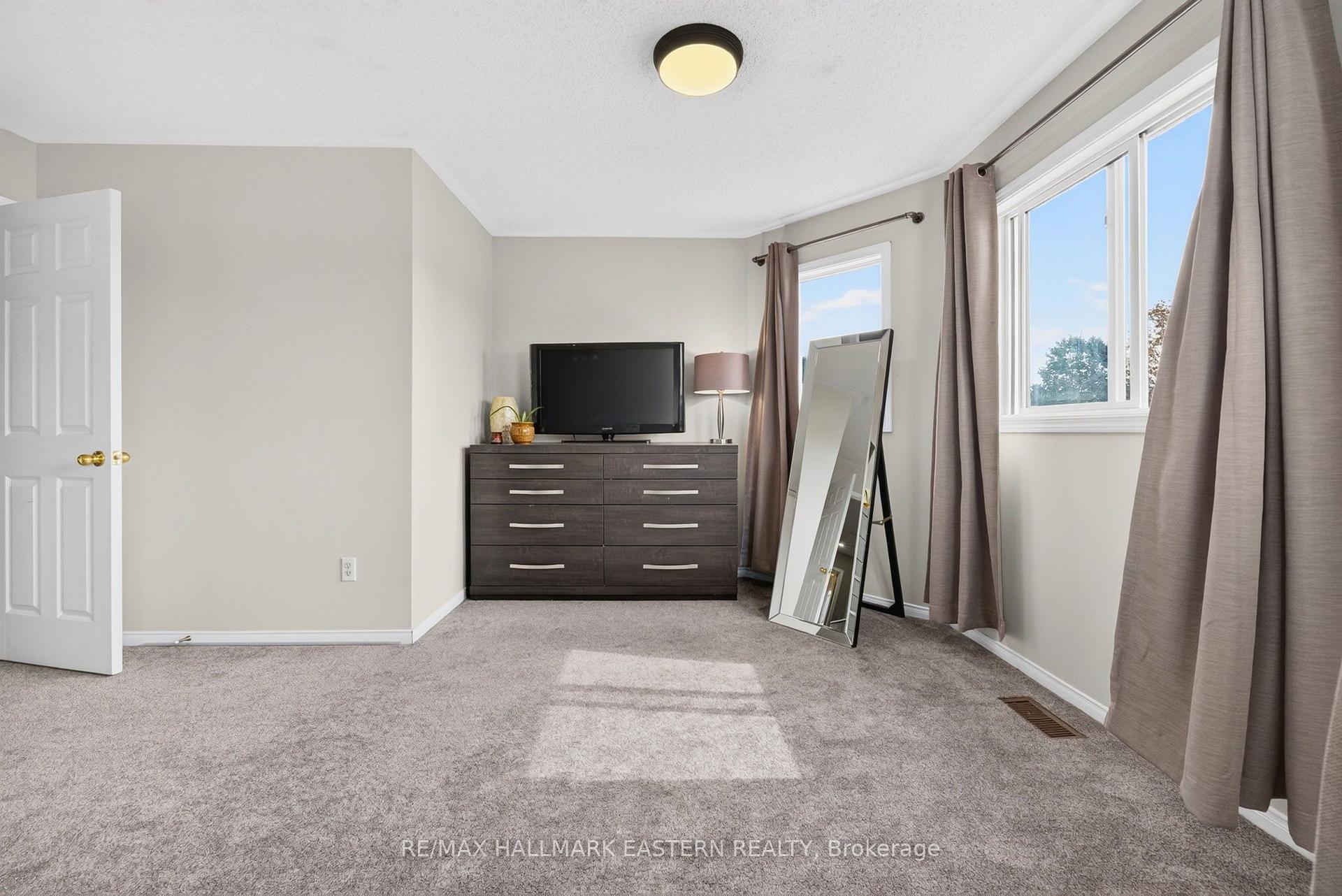 Photo 23 of 25 Edgerton Drive, Clarington, Bowmanville — HOMEH