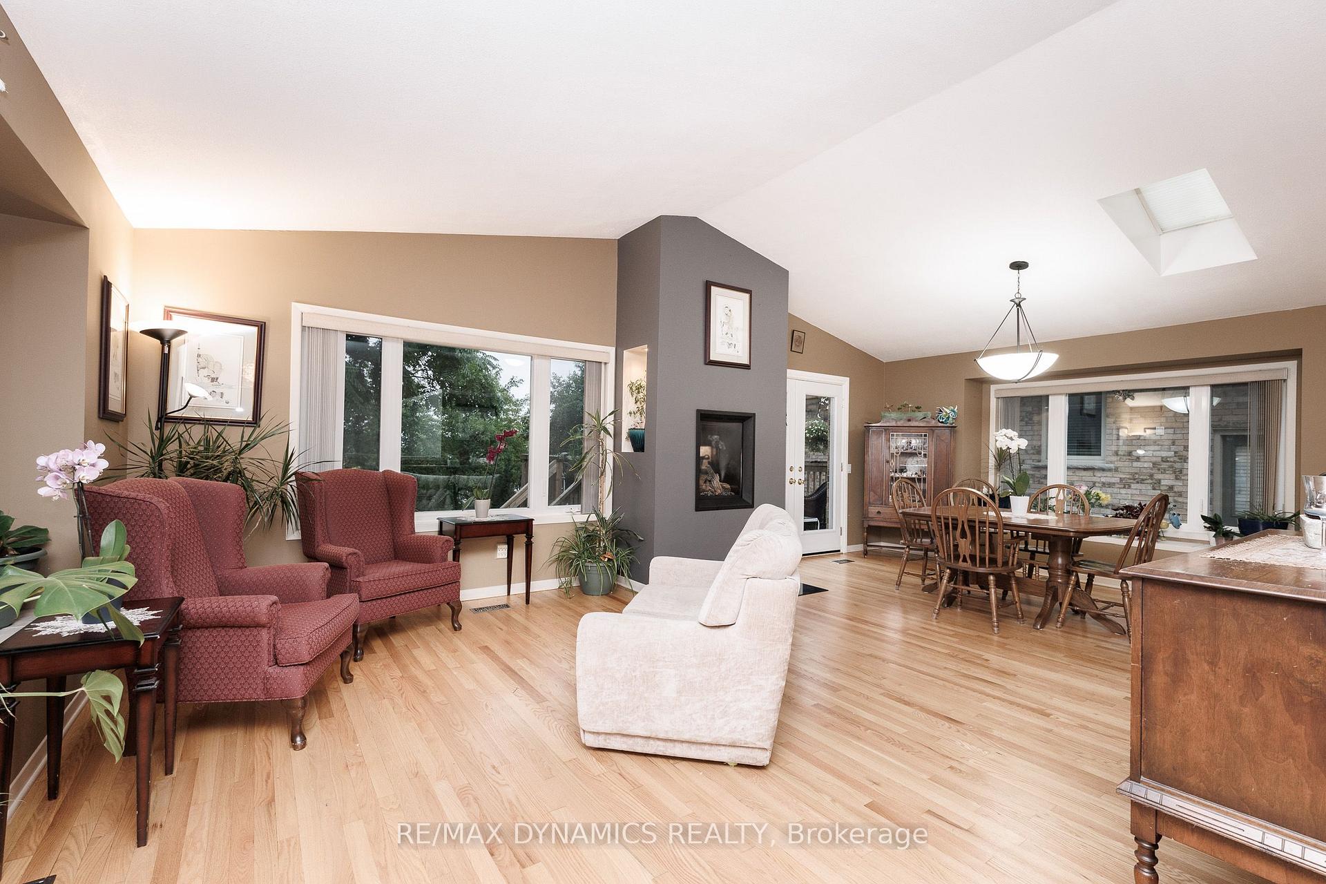 Photo 5 of 53 Mountain Street, St. Catharines, Burleigh Hill — HOMEH