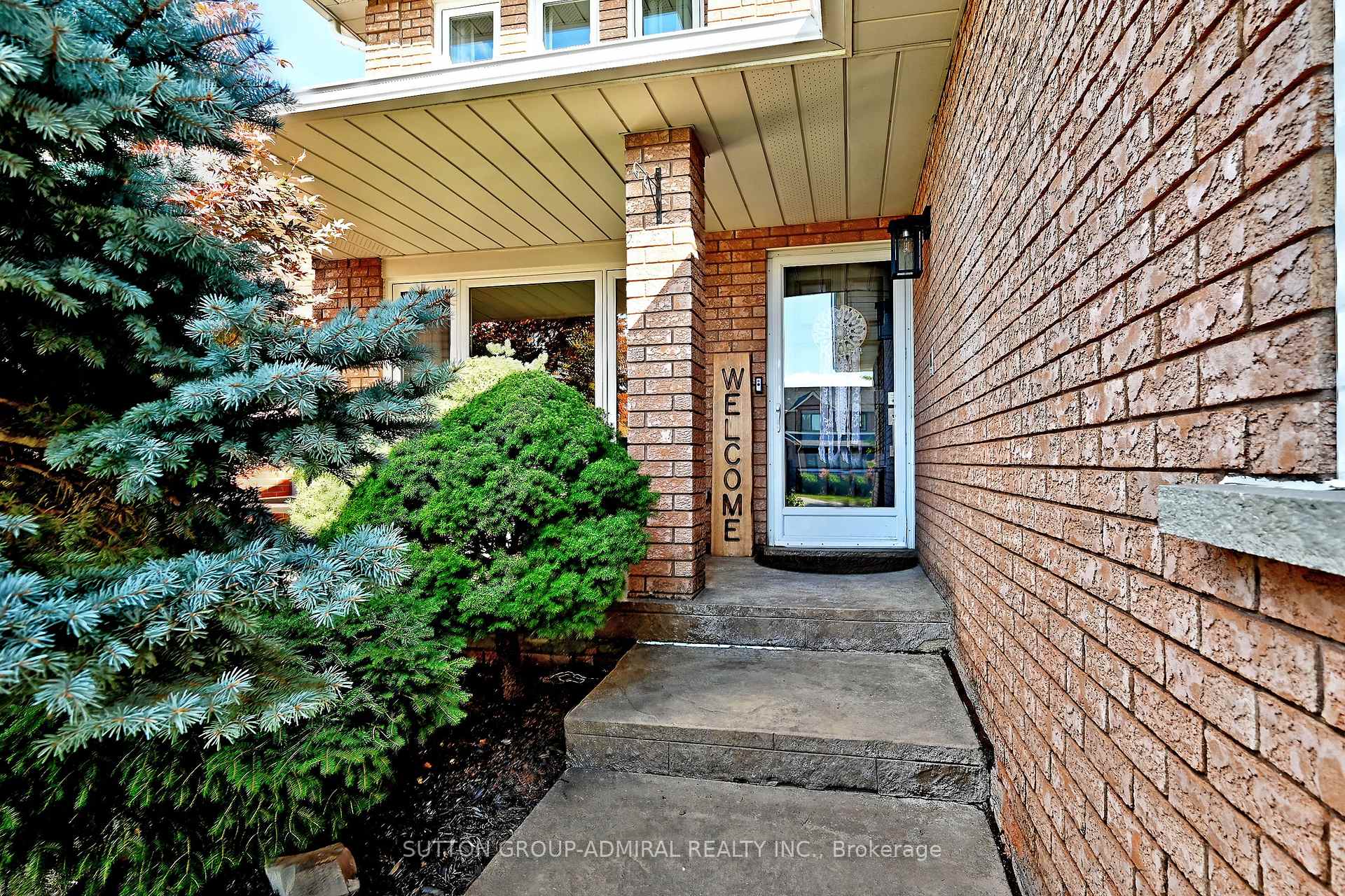 Photo 3 of 62 Castlehill Road, Vaughan, Maple — HOMEH