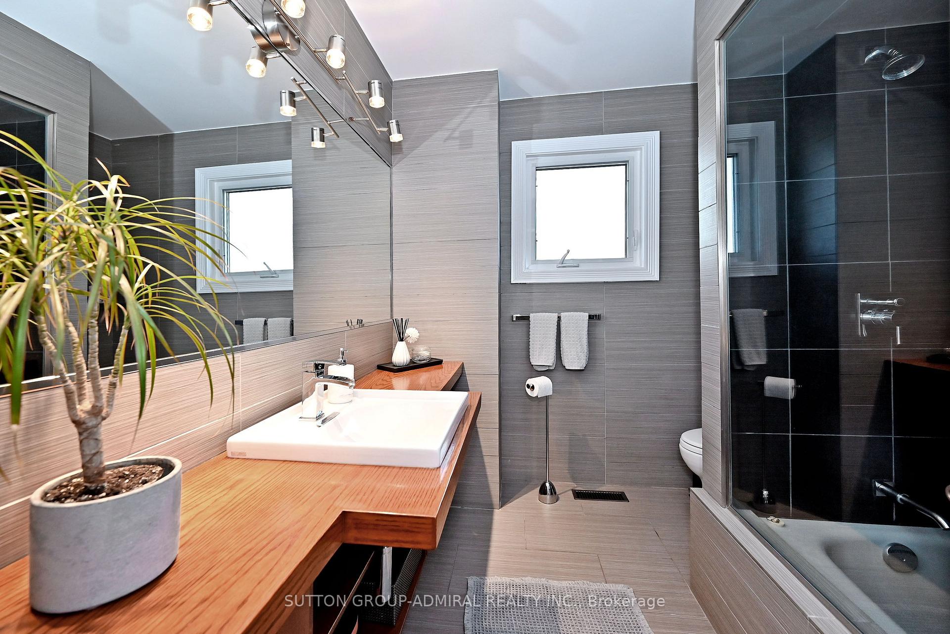 Photo 37 of 62 Castlehill Road, Vaughan, Maple — HOMEH