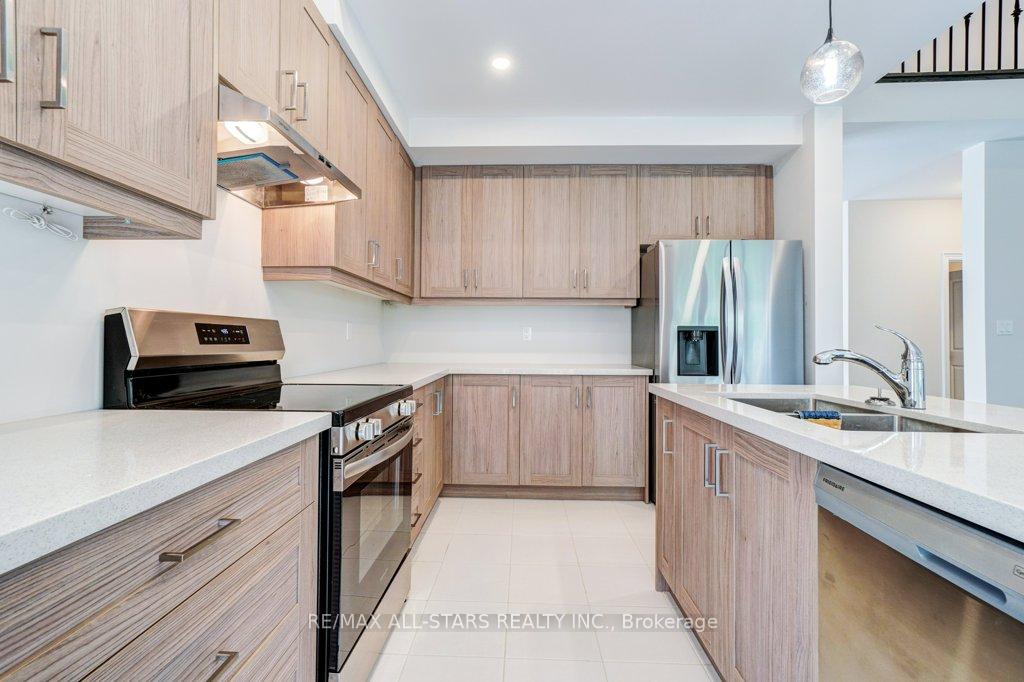 Photo 17 of 34 Hildred Cushing Way, Uxbridge — HOMEH