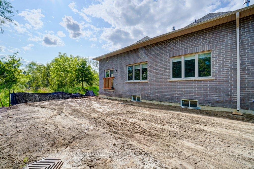 Photo 38 of 34 Hildred Cushing Way, Uxbridge — HOMEH