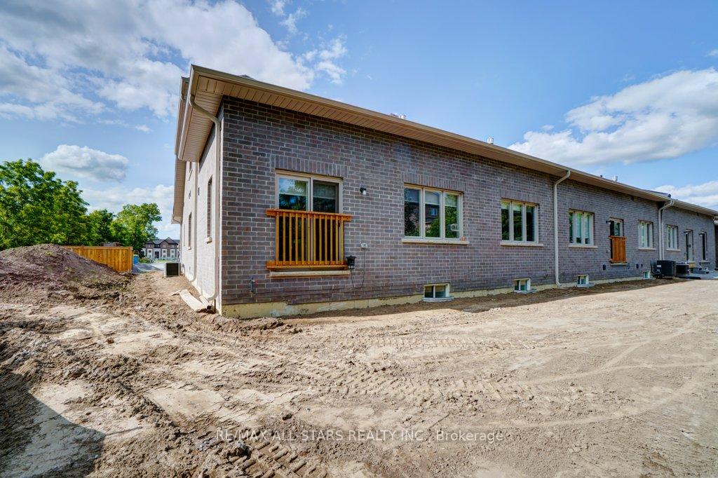 Photo 39 of 34 Hildred Cushing Way, Uxbridge — HOMEH