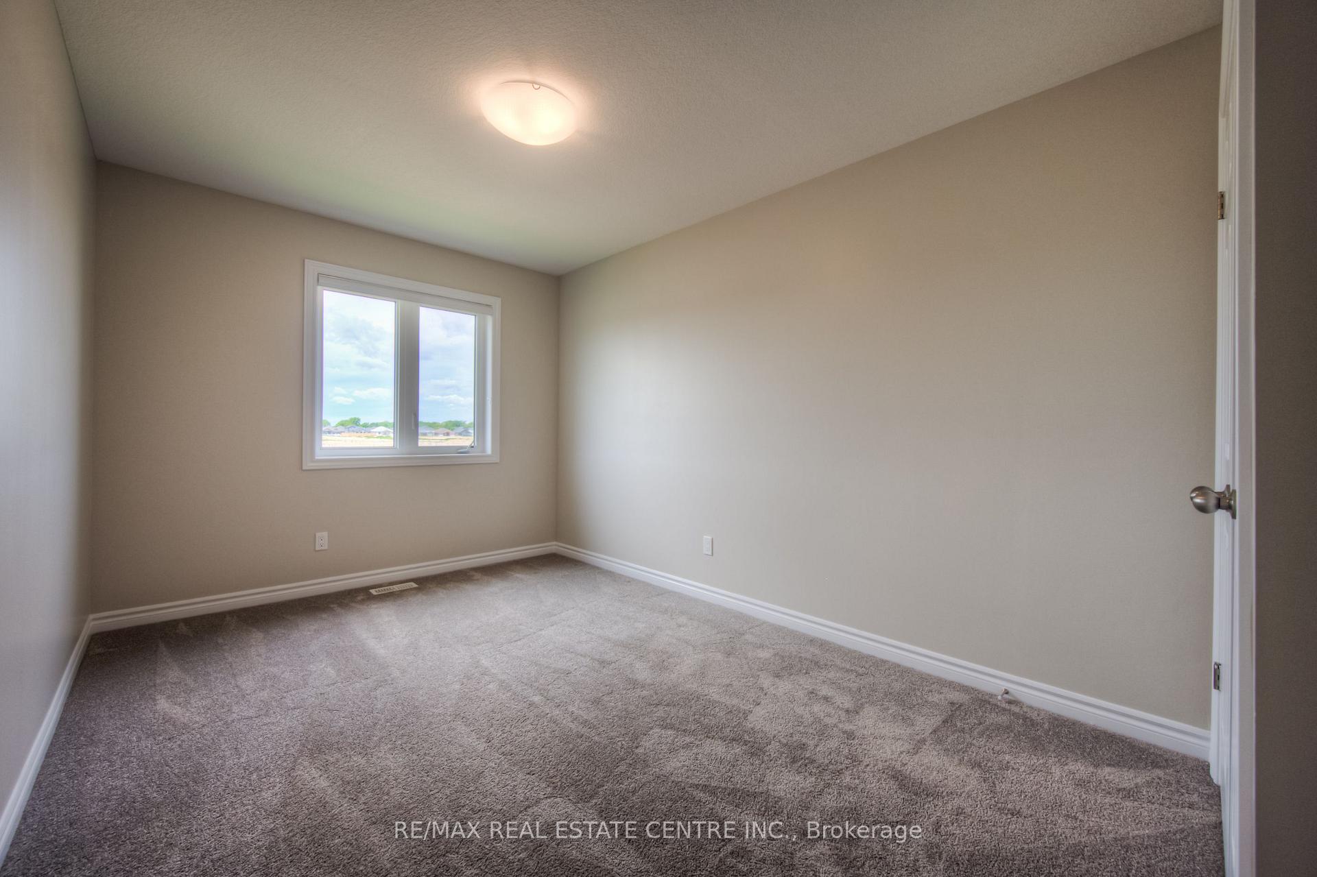 Photo 11 of 309 Bradshaw Drive, Stratford — HOMEH