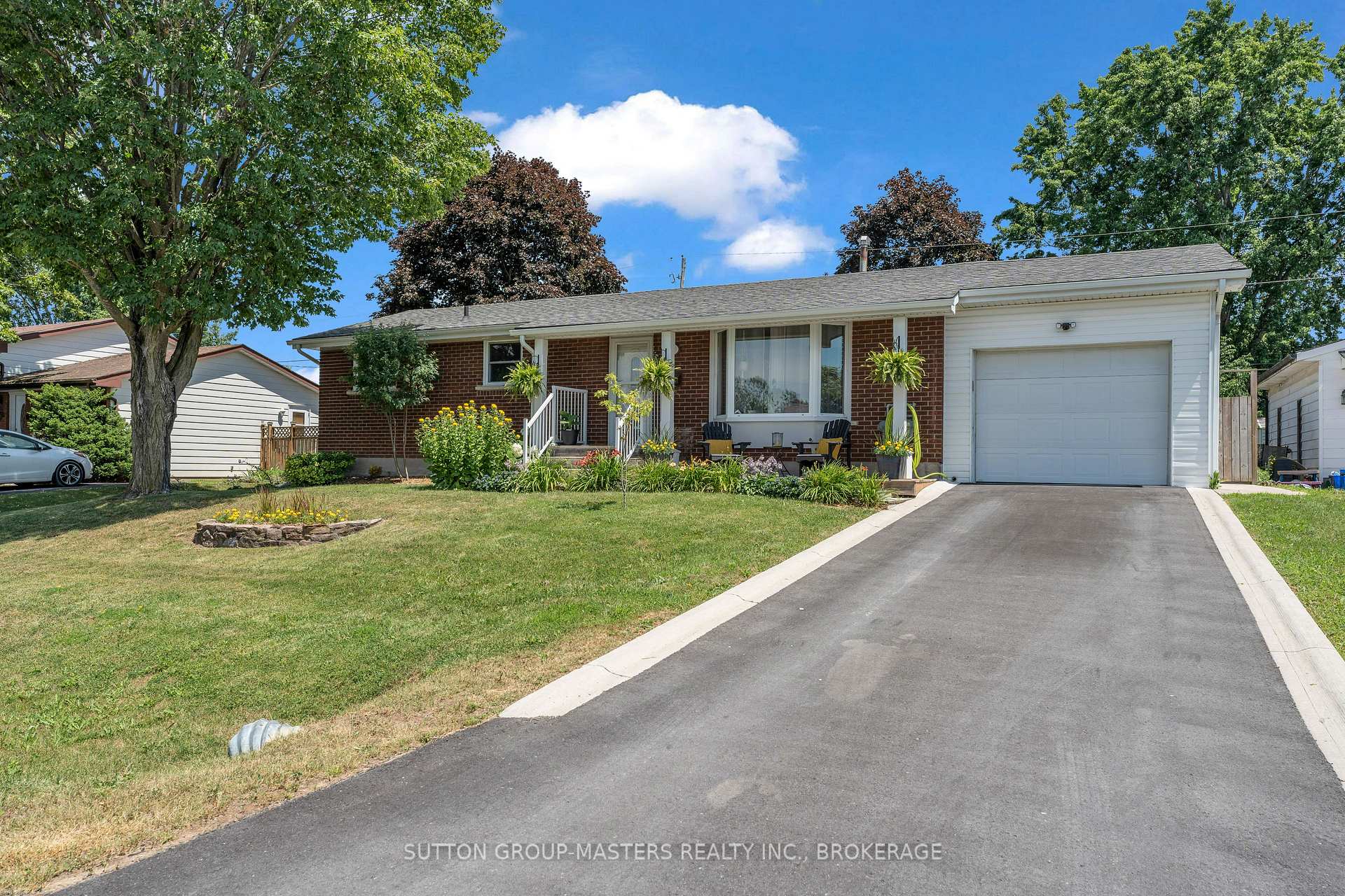 Photo 2 of 11 Chesterfield Drive, Loyalist, Amherstview — HOMEH