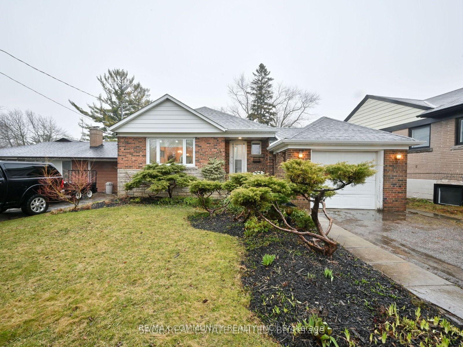 Photo 2 of 15 Saunders Road, Scarborough, Guildwood — HOMEH