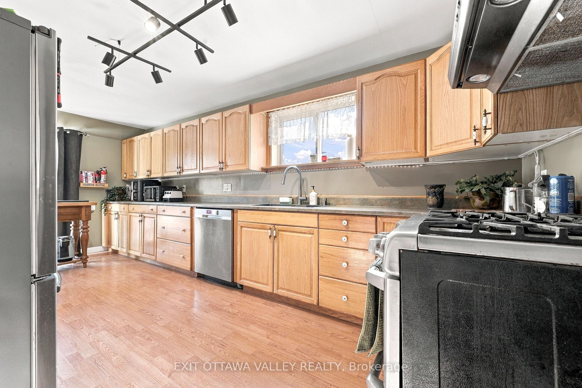 Photo 6 of 15 Troyes Street, Deep River, Deep River — HOMEH