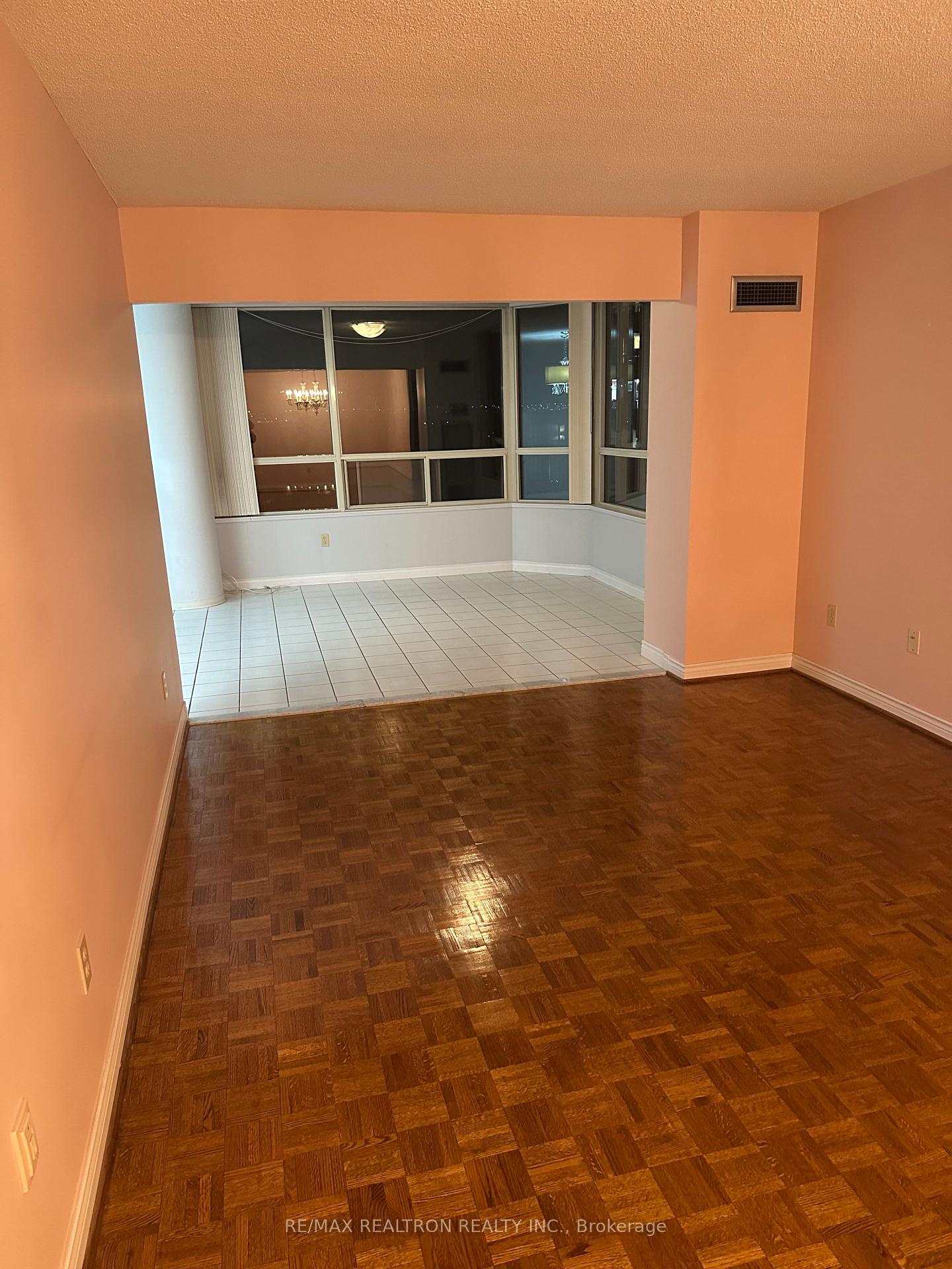 Photo 7 of Unit 1206, 7 Townsgate Drive, Vaughan, Crestwood-Springfarm-Yorkhill — HOMEH