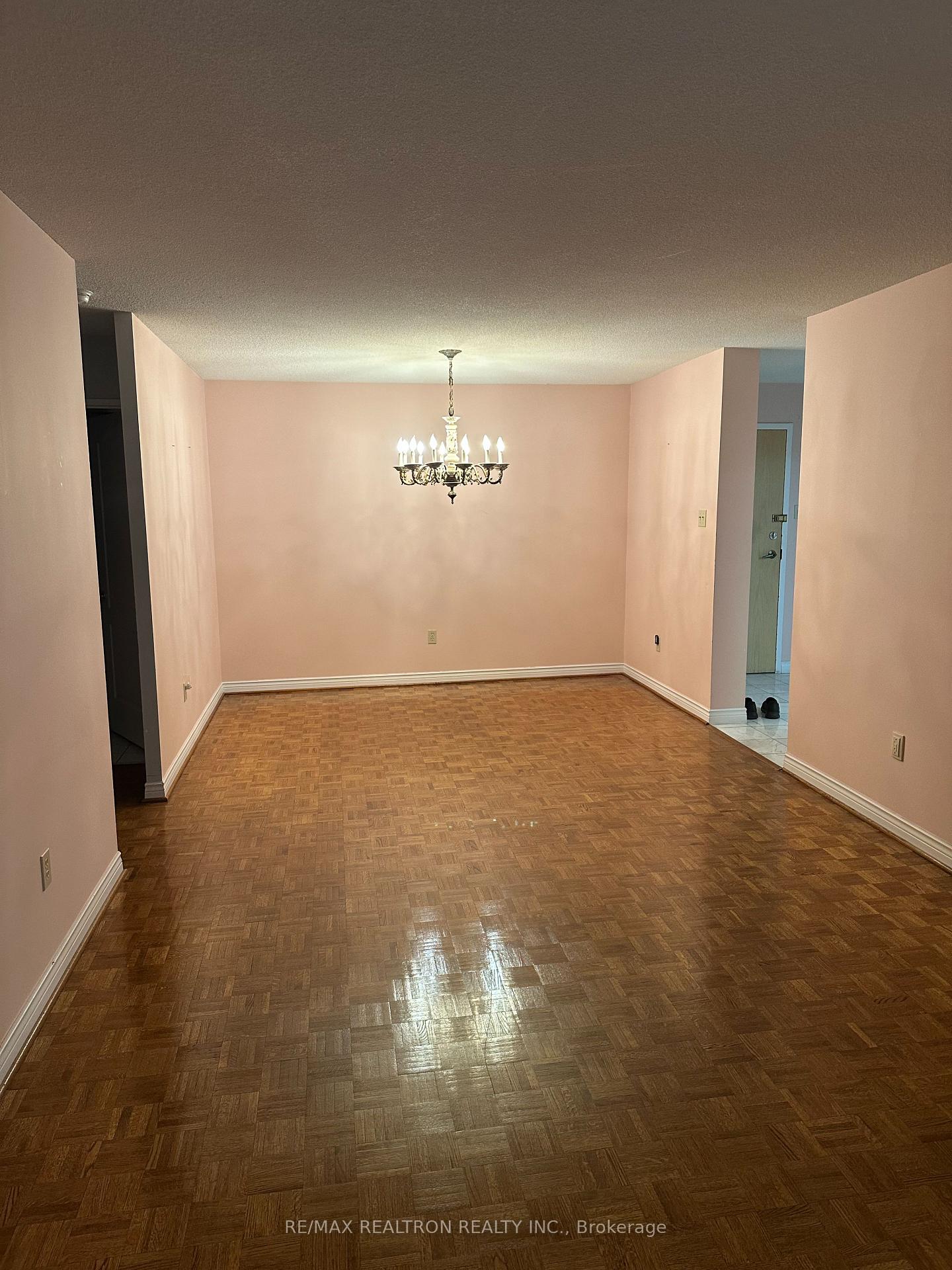 Photo 8 of Unit 1206, 7 Townsgate Drive, Vaughan, Crestwood-Springfarm-Yorkhill — HOMEH