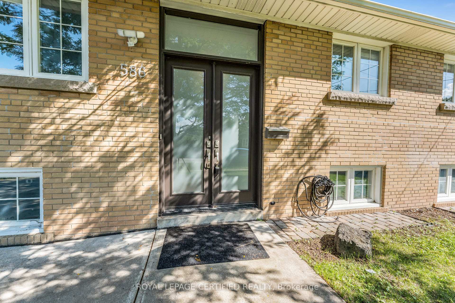 Photo 3 of Unit MAIN, 586 Pinegrove Road, Oakville, West — HOMEH