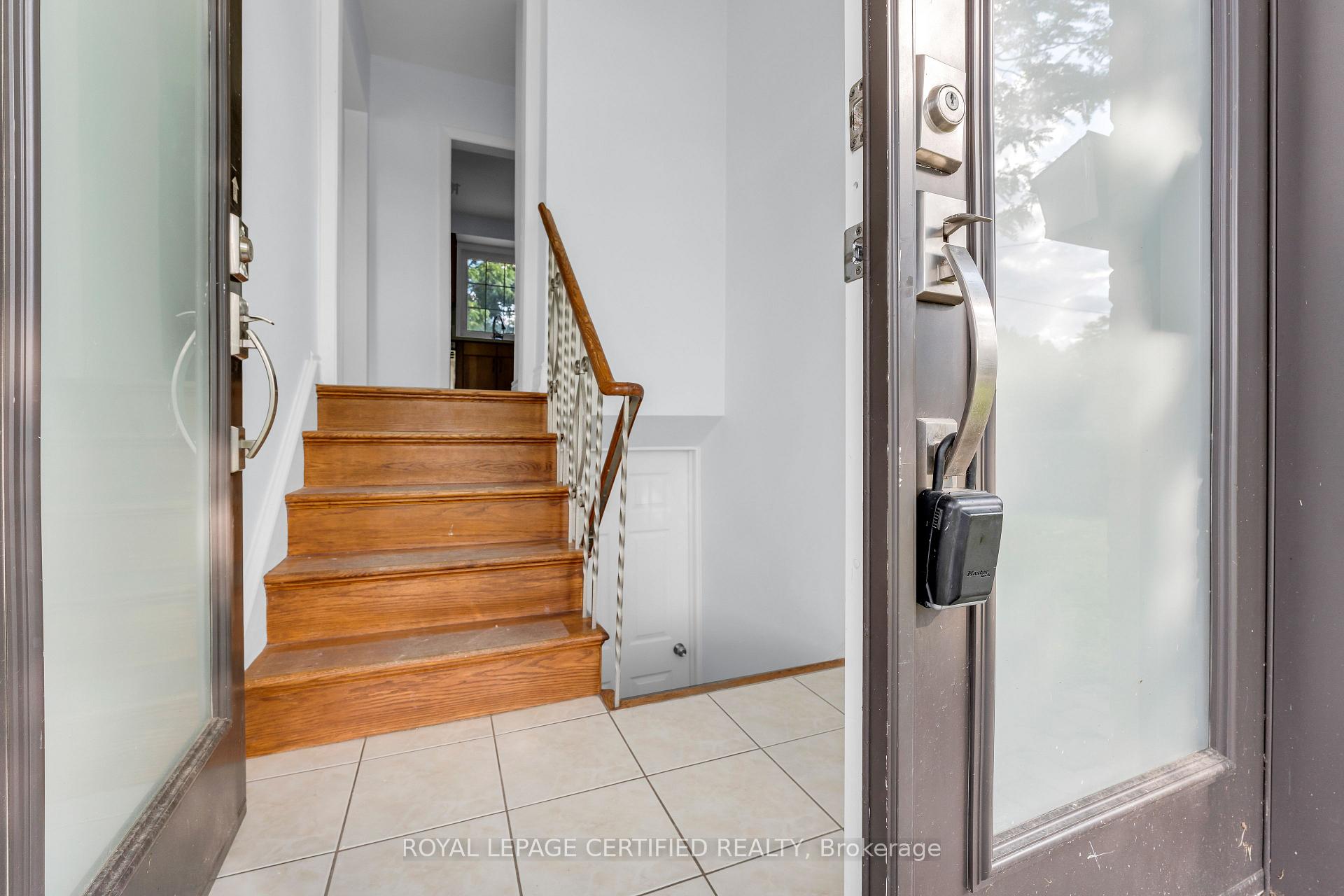 Photo 4 of Unit MAIN, 586 Pinegrove Road, Oakville, West — HOMEH
