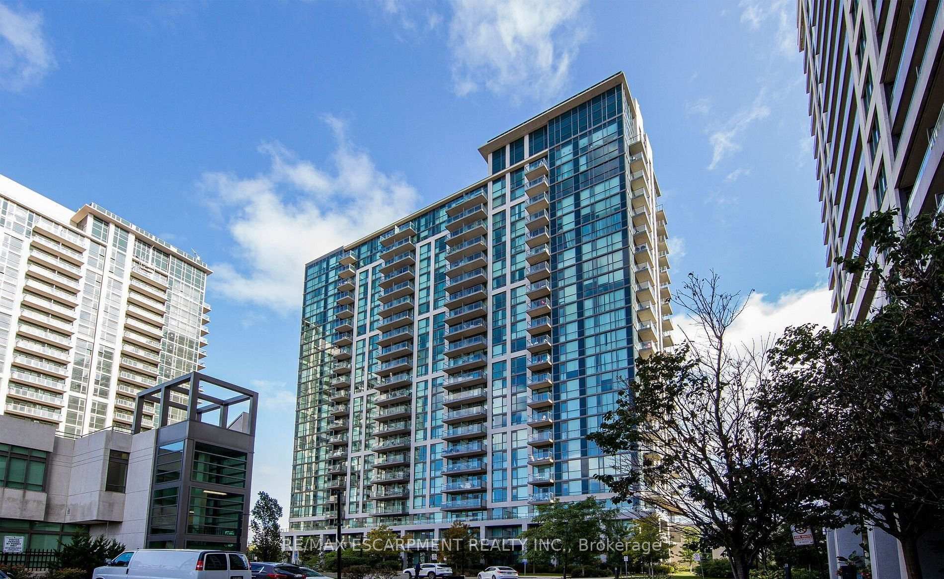 Front of Unit 1005, 339 Rathburn Road W