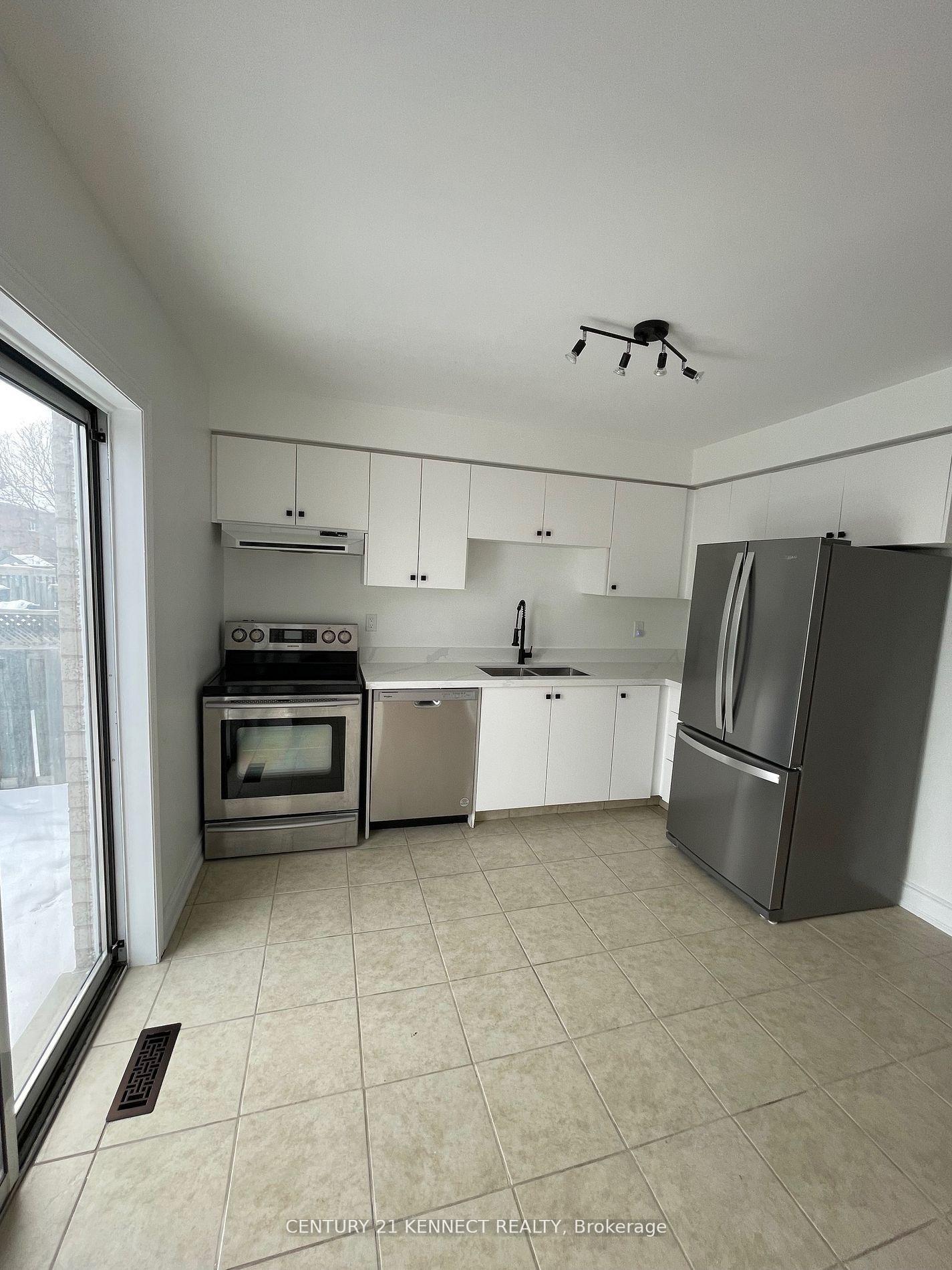 Photo 3 of 35 Drake Drive, Barrie, Painswick South — HOMEH