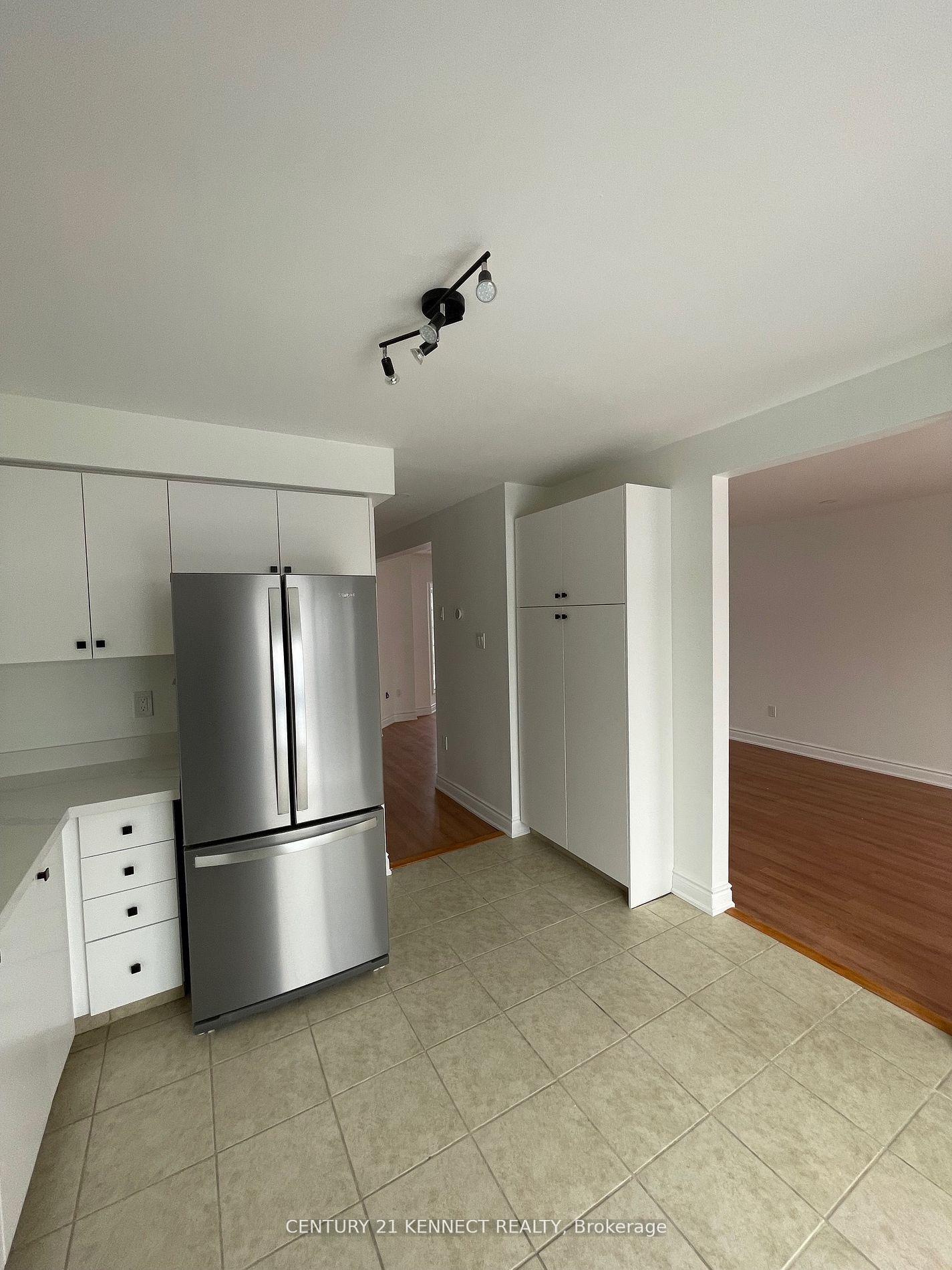 Photo 4 of 35 Drake Drive, Barrie, Painswick South — HOMEH
