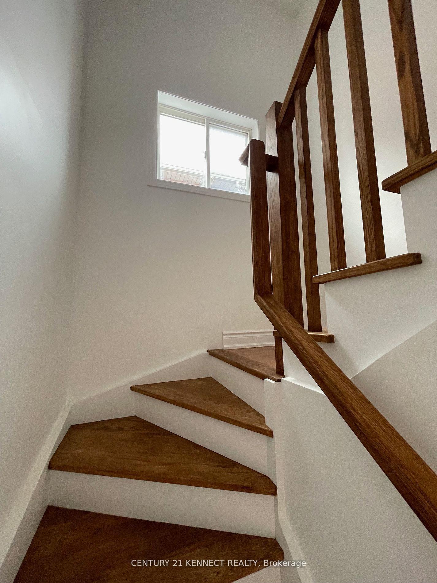 Photo 13 of 35 Drake Drive, Barrie, Painswick South — HOMEH