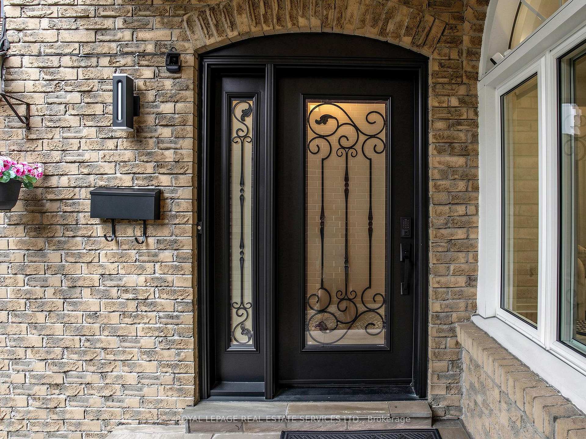 Photo 2 of 21 Glenmanor Way, Vaughan, Crestwood-Springfarm-Yorkhill — HOMEH