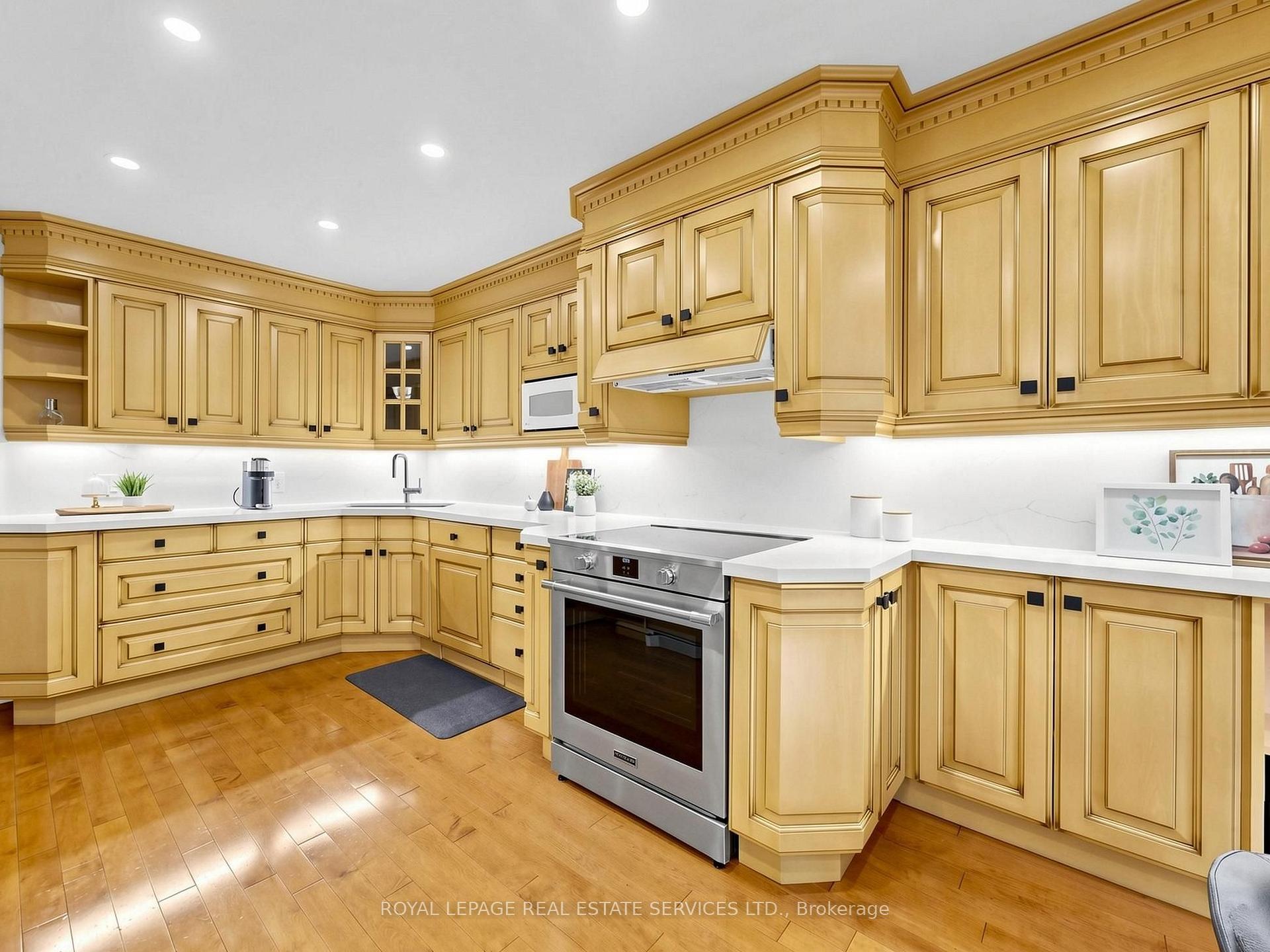 Photo 9 of 21 Glenmanor Way, Vaughan, Crestwood-Springfarm-Yorkhill — HOMEH