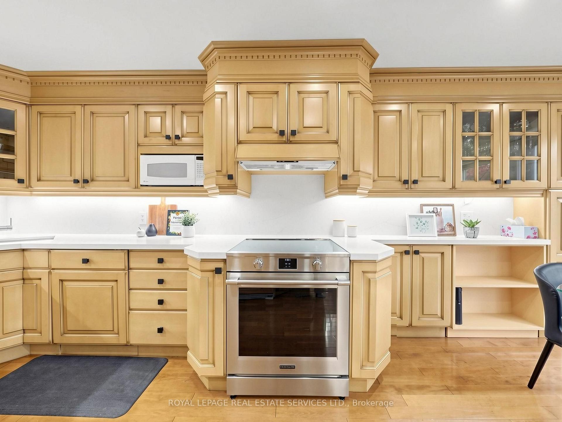 Photo 10 of 21 Glenmanor Way, Vaughan, Crestwood-Springfarm-Yorkhill — HOMEH