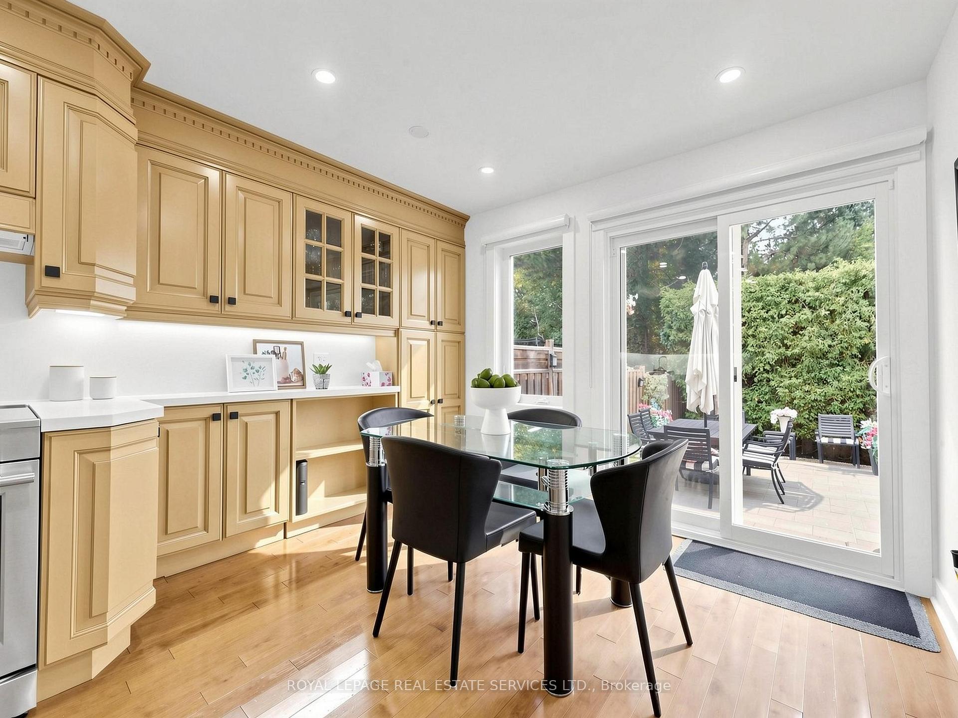Photo 13 of 21 Glenmanor Way, Vaughan, Crestwood-Springfarm-Yorkhill — HOMEH
