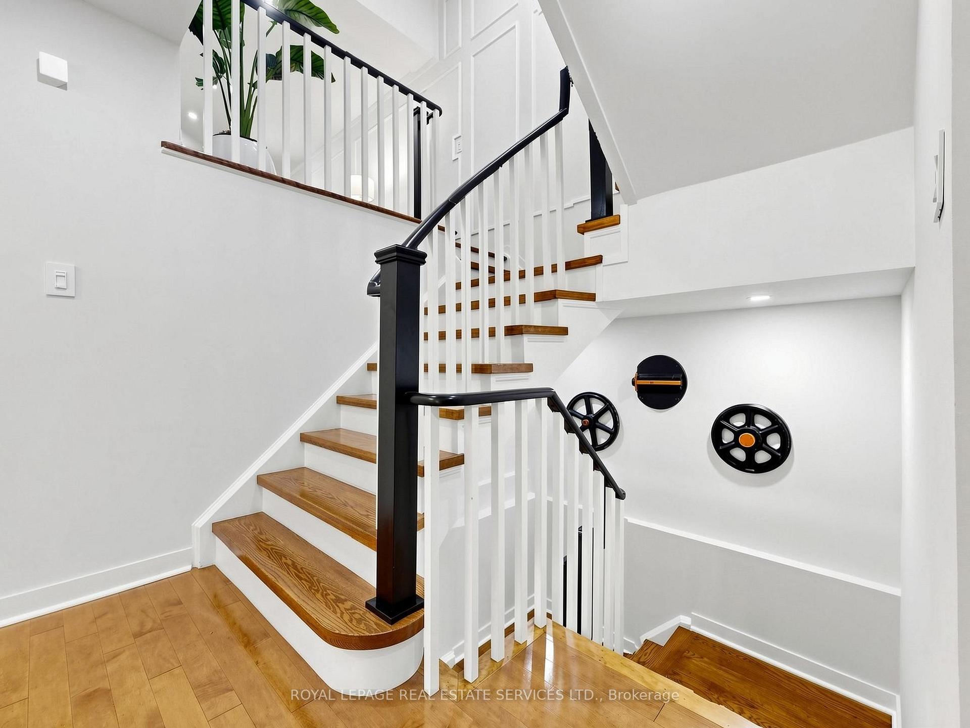 Photo 16 of 21 Glenmanor Way, Vaughan, Crestwood-Springfarm-Yorkhill — HOMEH