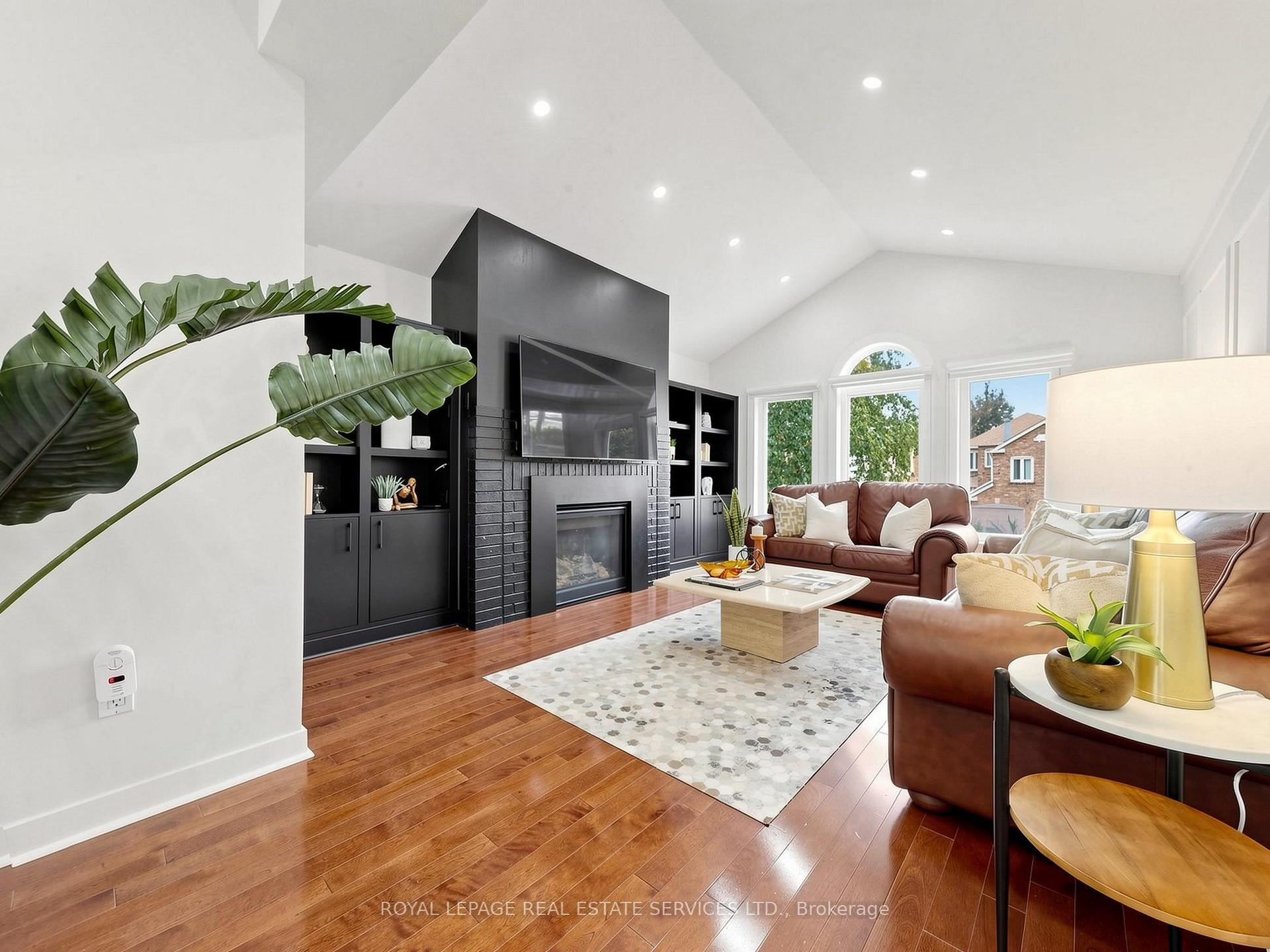 Photo 17 of 21 Glenmanor Way, Vaughan, Crestwood-Springfarm-Yorkhill — HOMEH