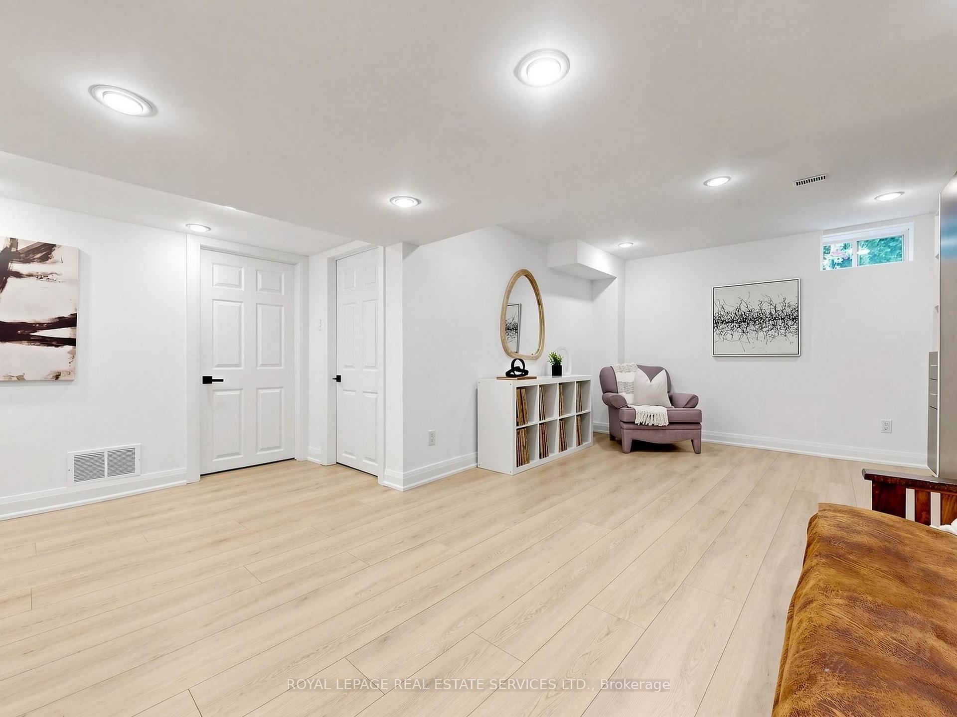 Photo 29 of 21 Glenmanor Way, Vaughan, Crestwood-Springfarm-Yorkhill — HOMEH