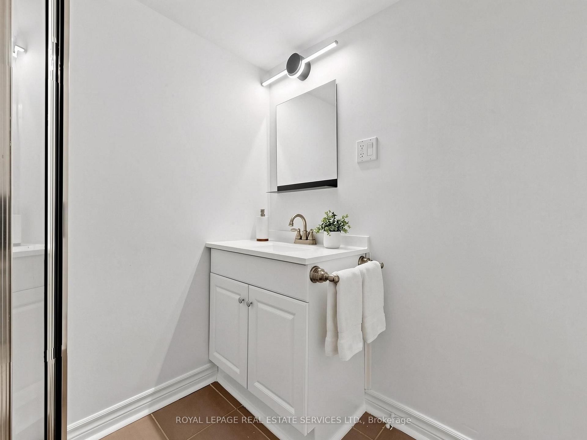 Photo 31 of 21 Glenmanor Way, Vaughan, Crestwood-Springfarm-Yorkhill — HOMEH