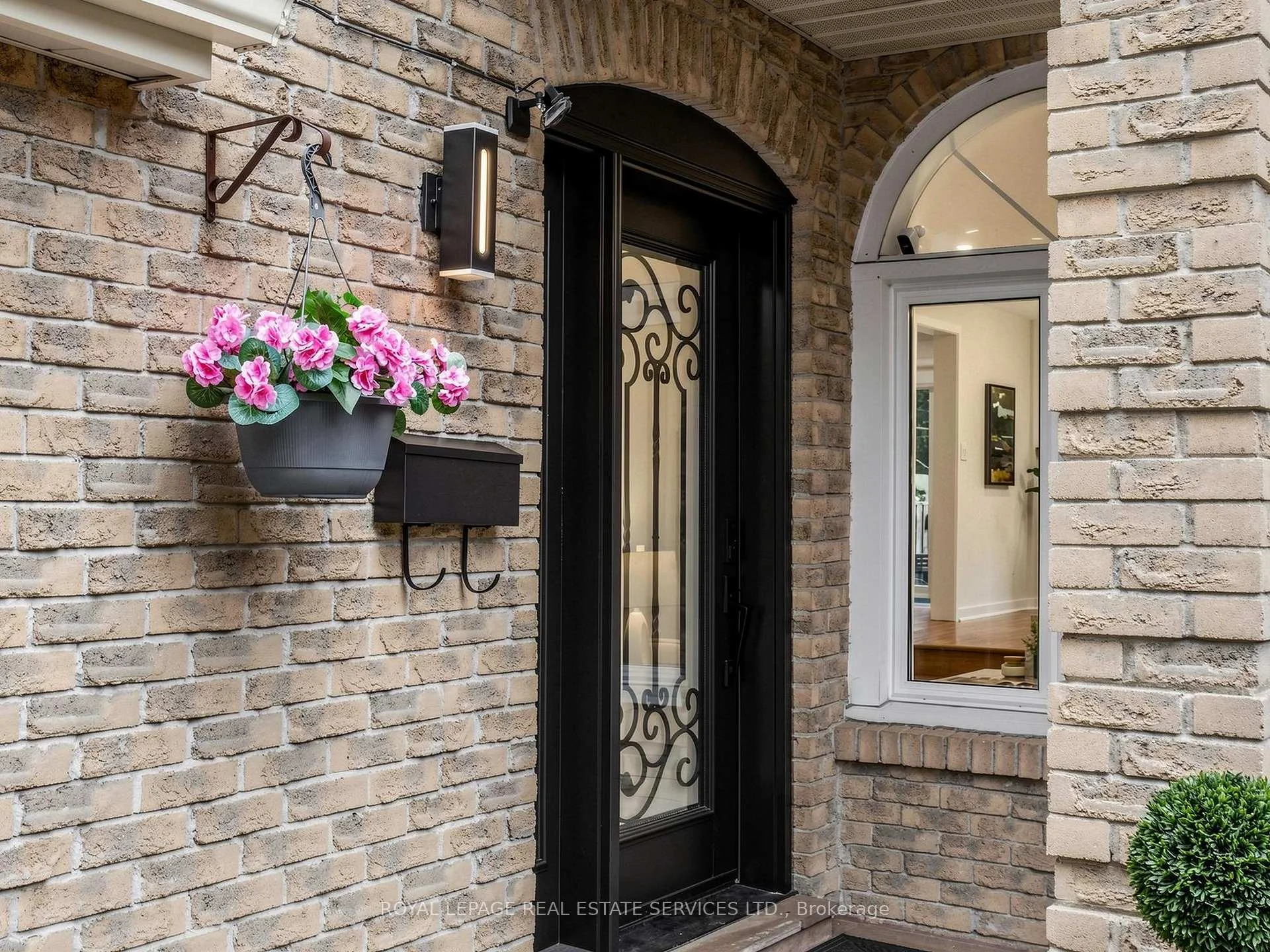Photo 3 of 21 Glenmanor Way, Vaughan, Crestwood-Springfarm-Yorkhill — HOMEH