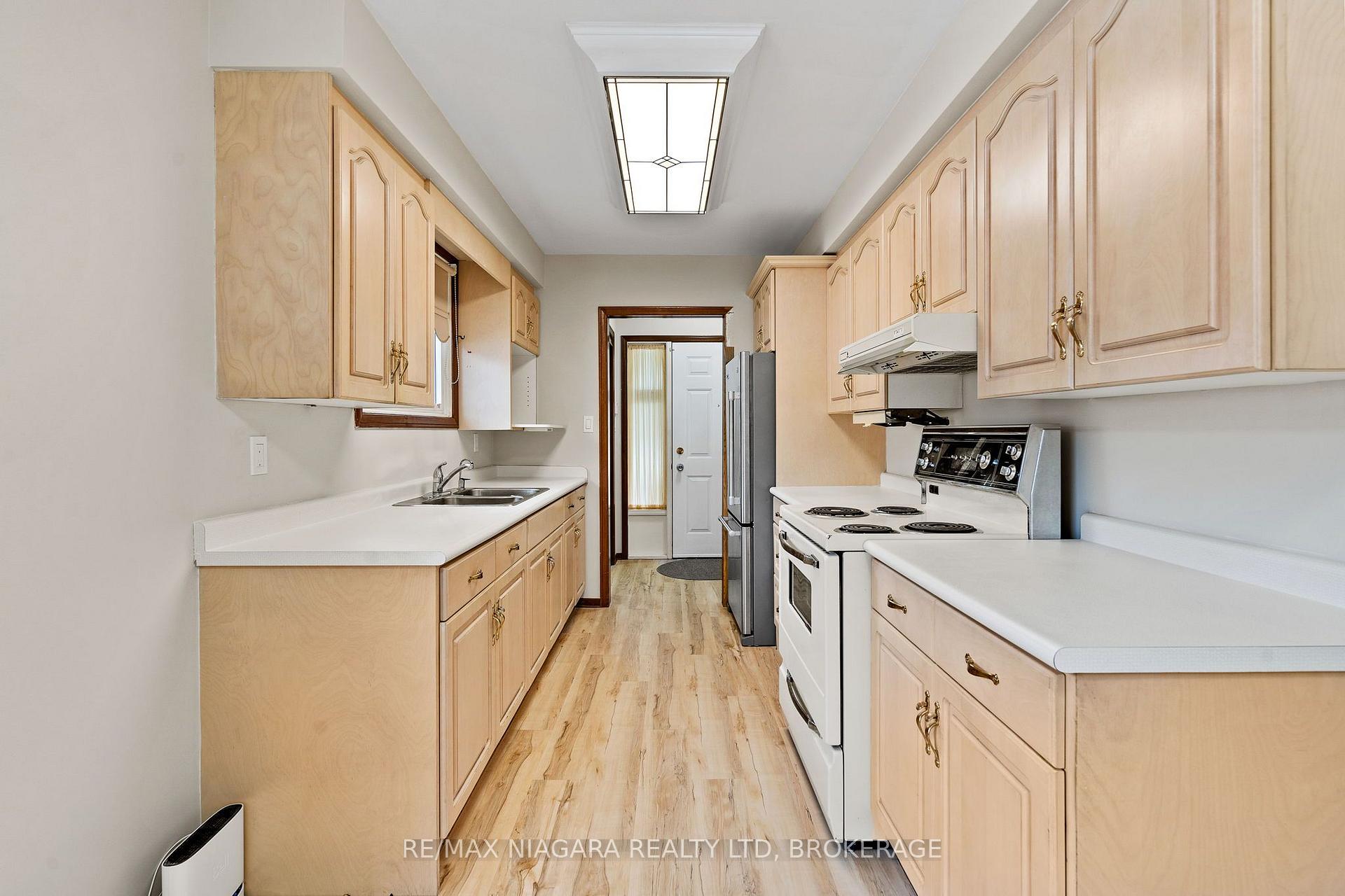 Photo 13 of 476 Scott Street, St. Catharines, Carlton/Bunting — HOMEH