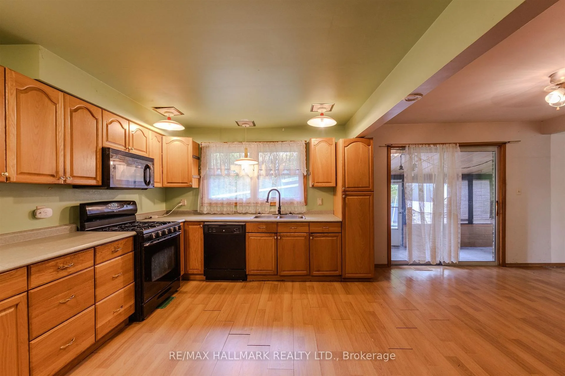 Photo 2 of 36 Summerhayes Crescent, Brantford, Mayfair — HOMEH