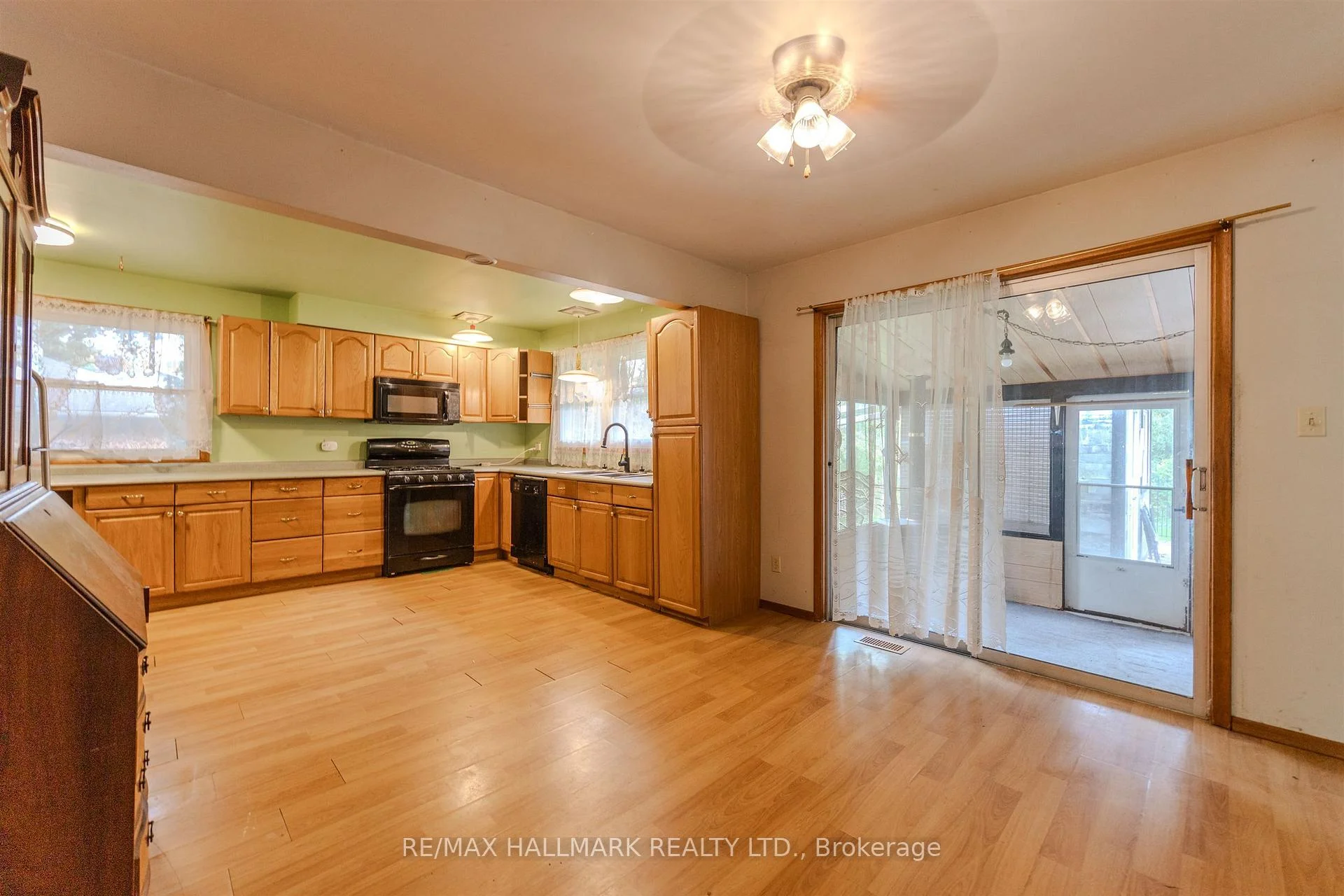 Photo 4 of 36 Summerhayes Crescent, Brantford, Mayfair — HOMEH