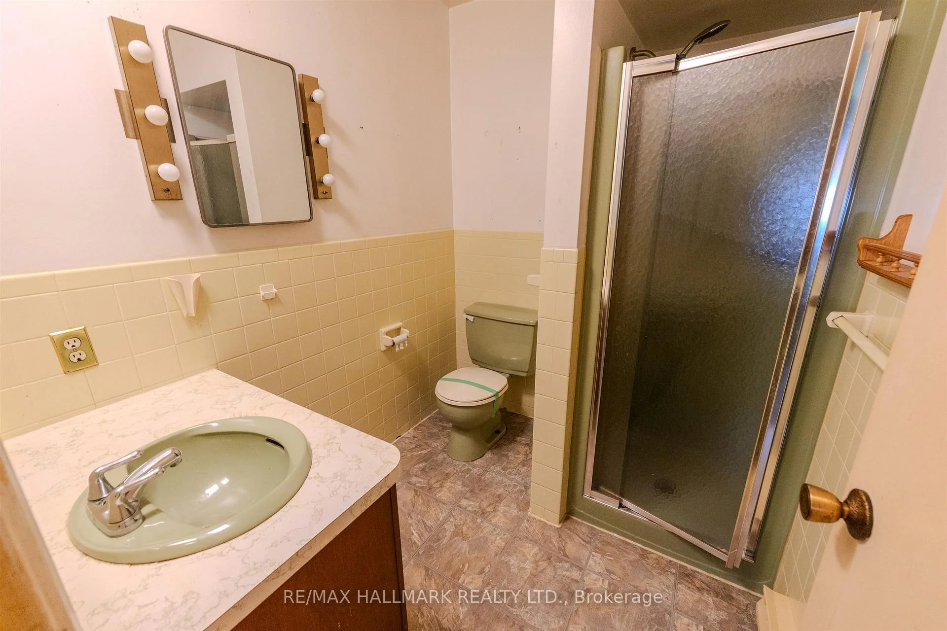 Photo 8 of 36 Summerhayes Crescent, Brantford, Mayfair — HOMEH