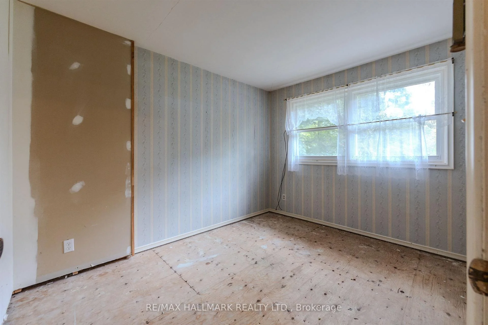 Photo 10 of 36 Summerhayes Crescent, Brantford, Mayfair — HOMEH