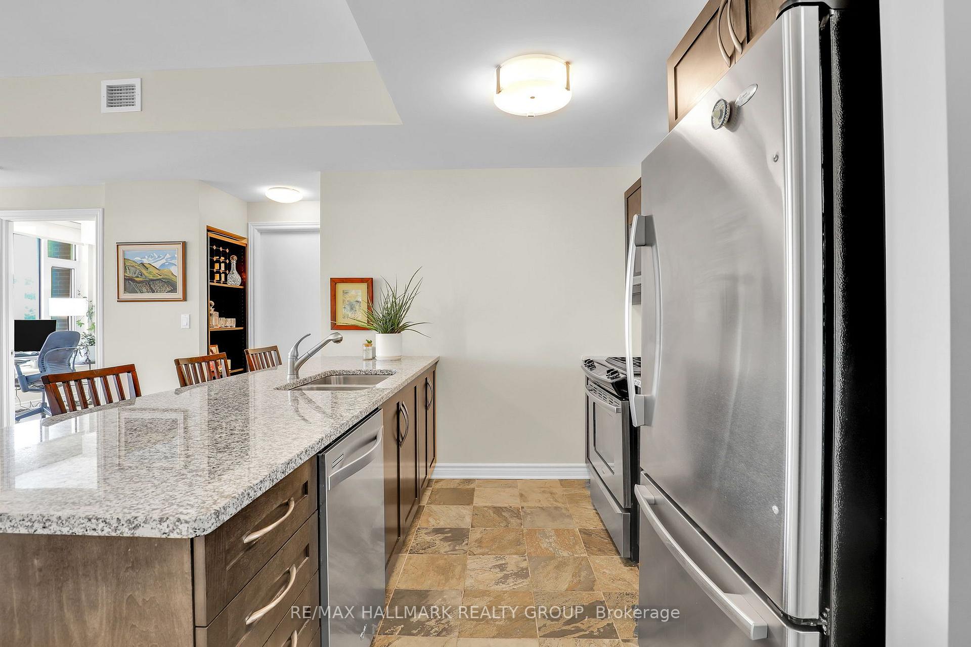 Photo 5 of Unit 411, 575 Byron Avenue, Ottawa, McKellar/Highland — HOMEH
