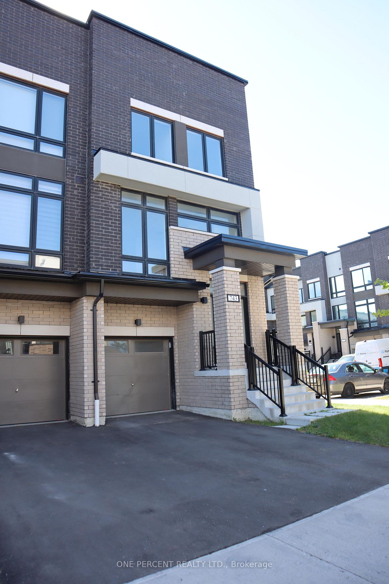 Photo 2 of 743 Stanstead Path, Oshawa, Samac — HOMEH