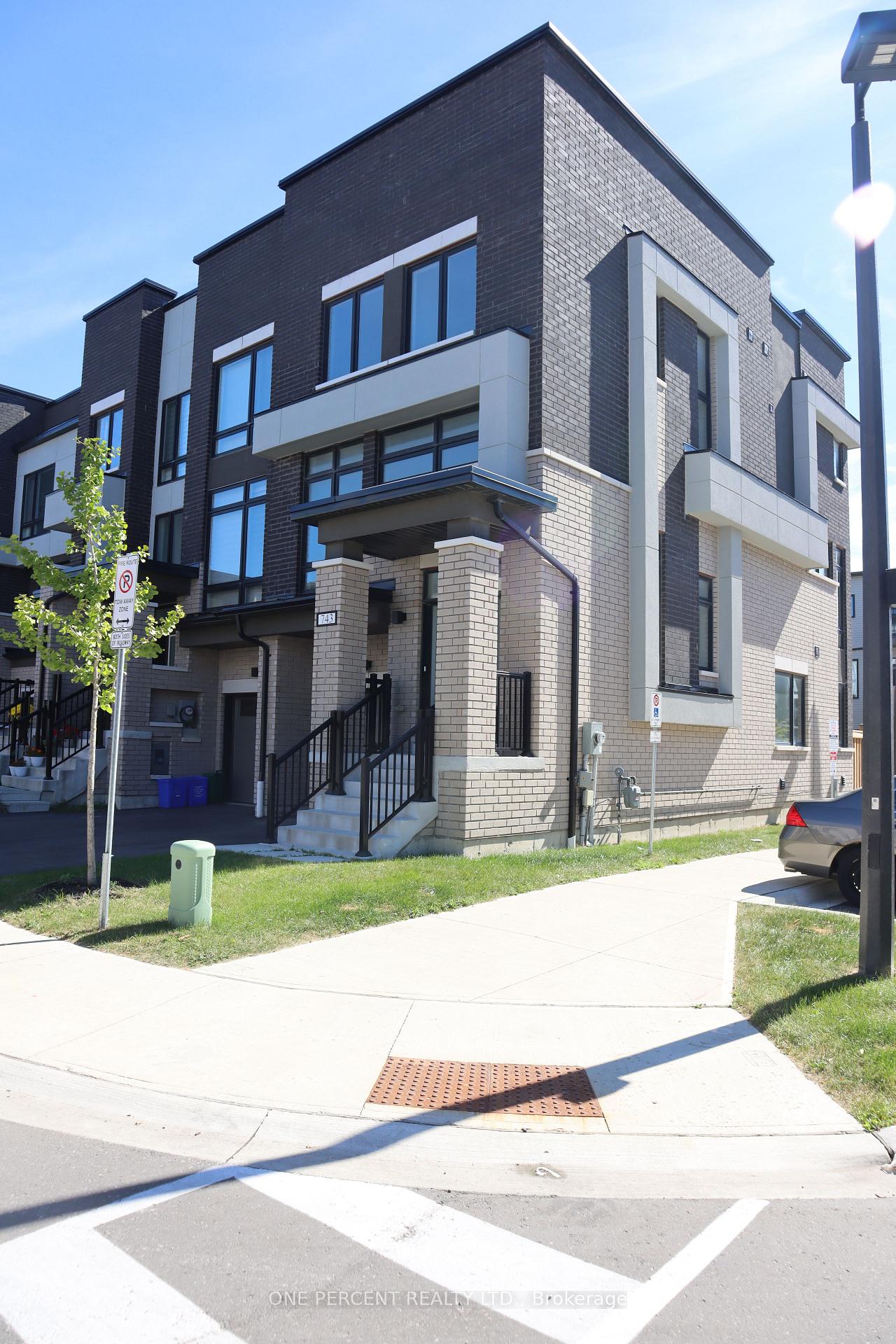 Photo 3 of 743 Stanstead Path, Oshawa, Samac — HOMEH