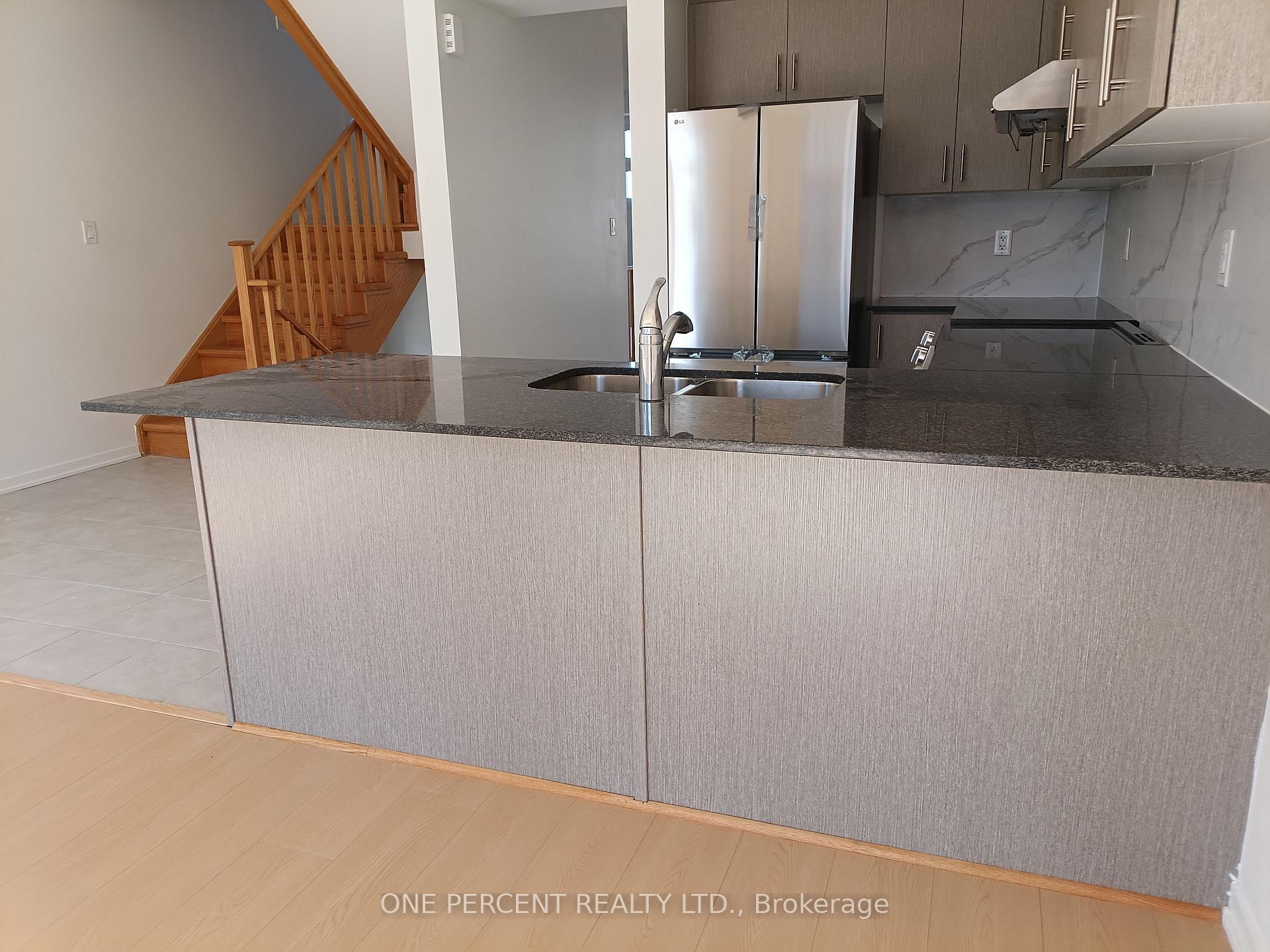 Photo 8 of 743 Stanstead Path, Oshawa, Samac — HOMEH