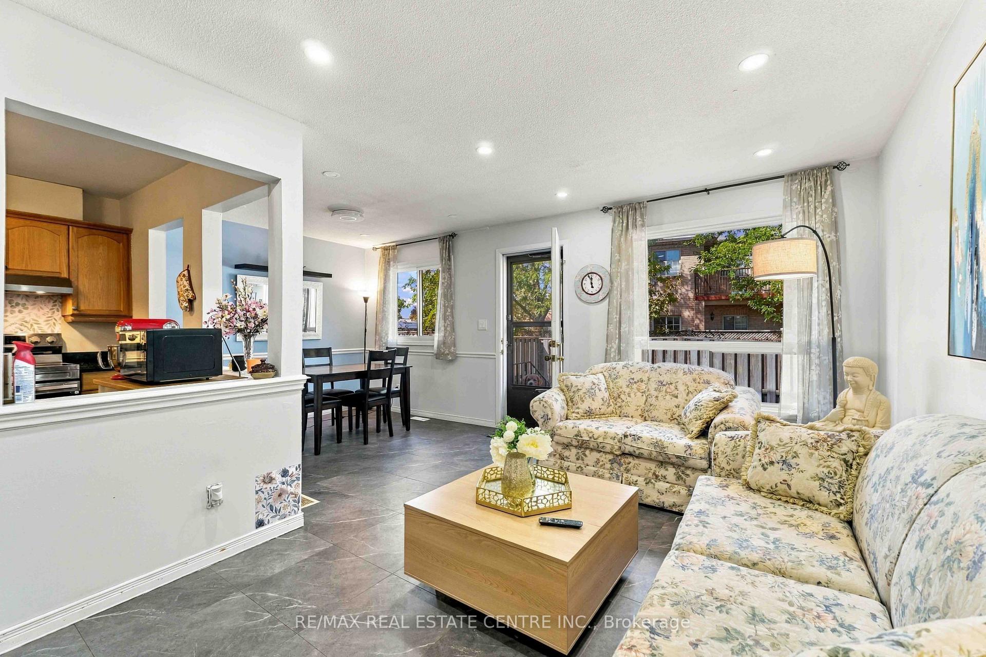 Photo 6 of Unit 4, 899 Stone Church Road E, Hamilton, Quinndale — HOMEH