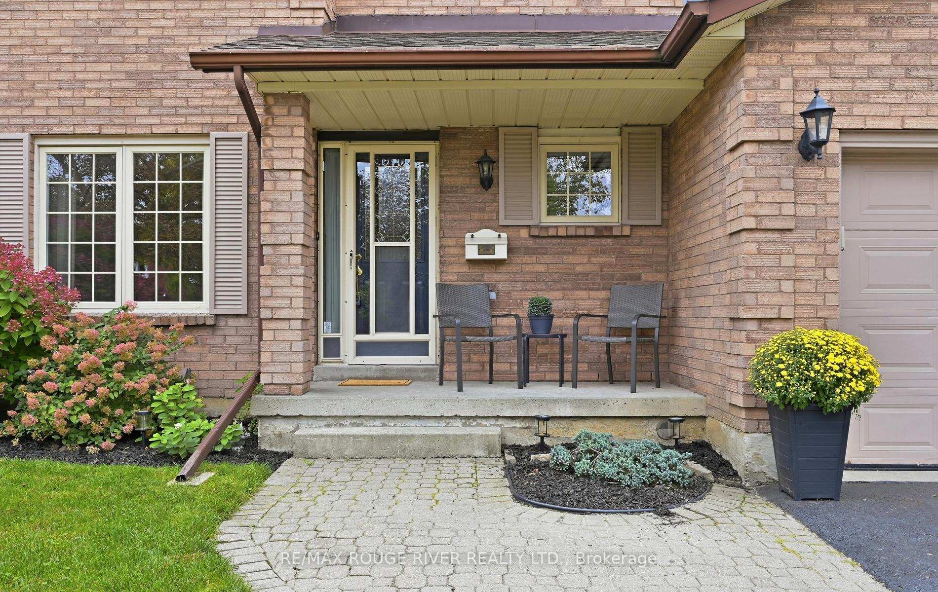 Photo 3 of 17 Cloverfield Street, Clarington, Courtice — HOMEH