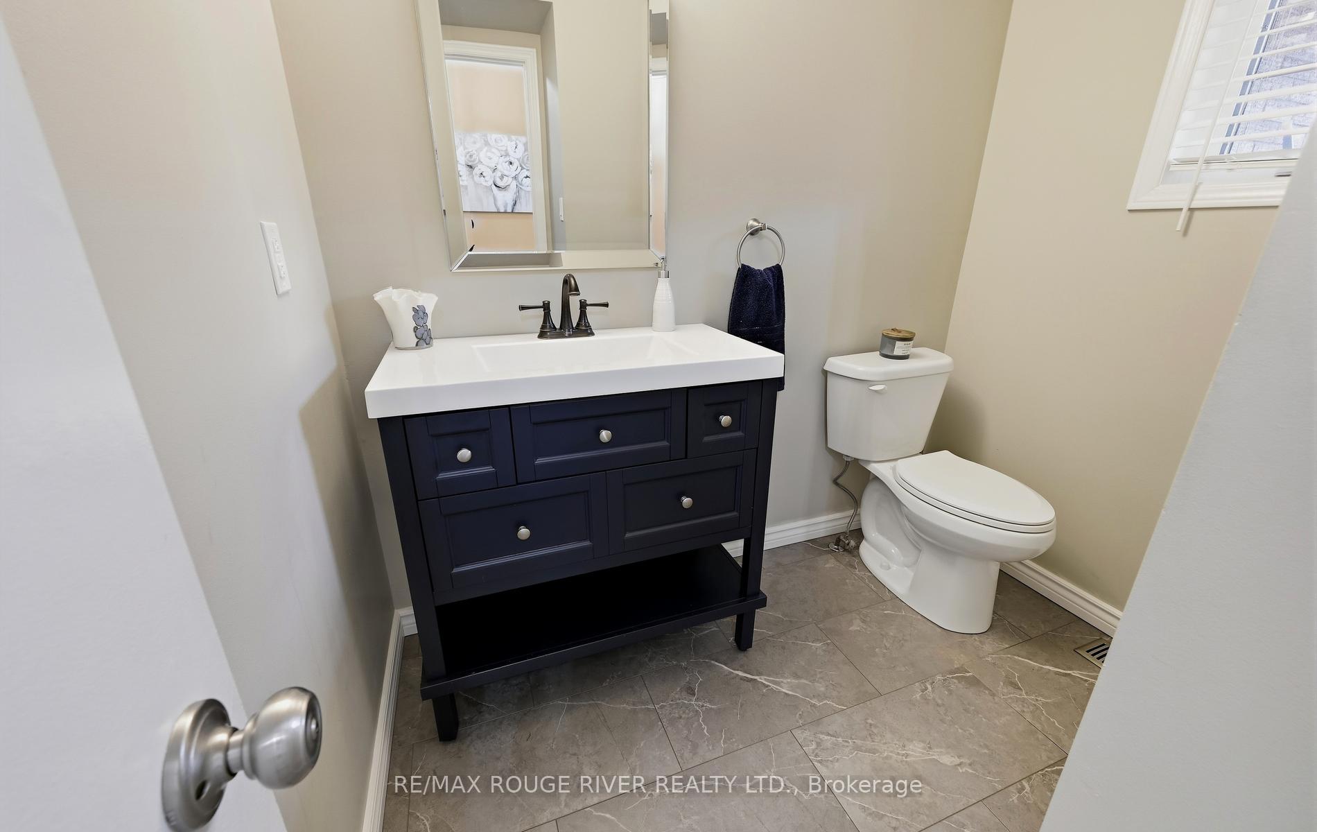 Photo 5 of 17 Cloverfield Street, Clarington, Courtice — HOMEH