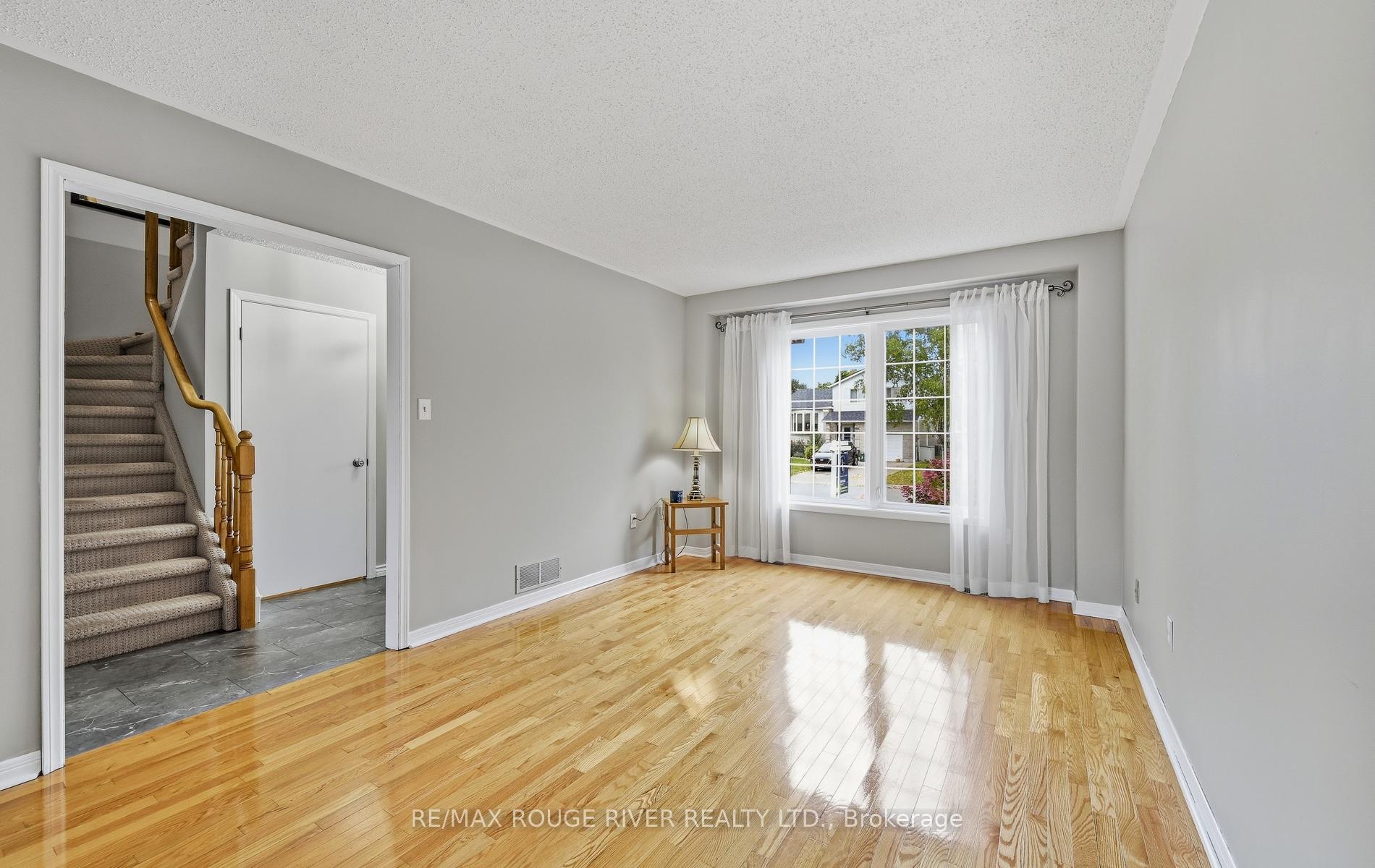 Photo 6 of 17 Cloverfield Street, Clarington, Courtice — HOMEH