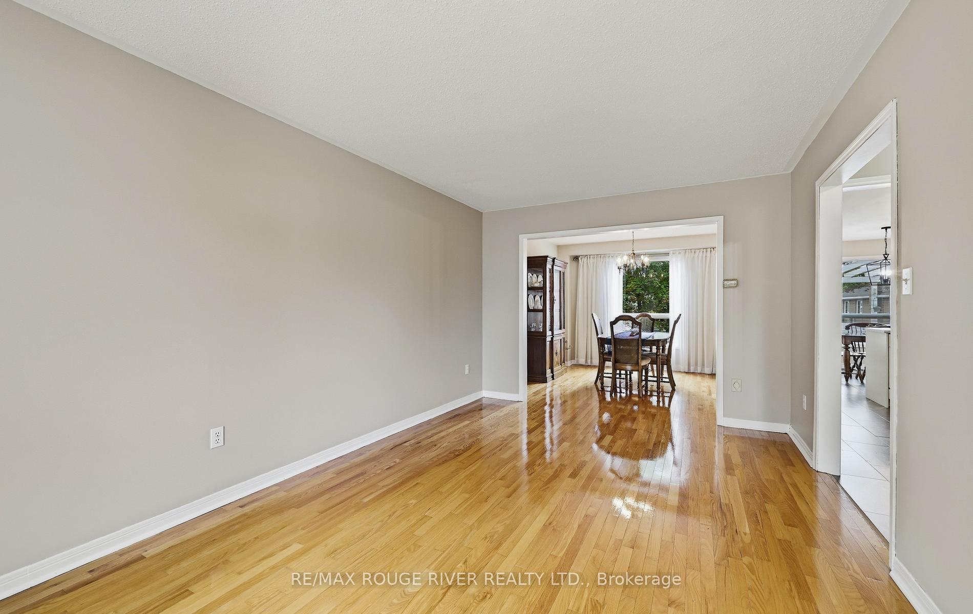 Photo 7 of 17 Cloverfield Street, Clarington, Courtice — HOMEH