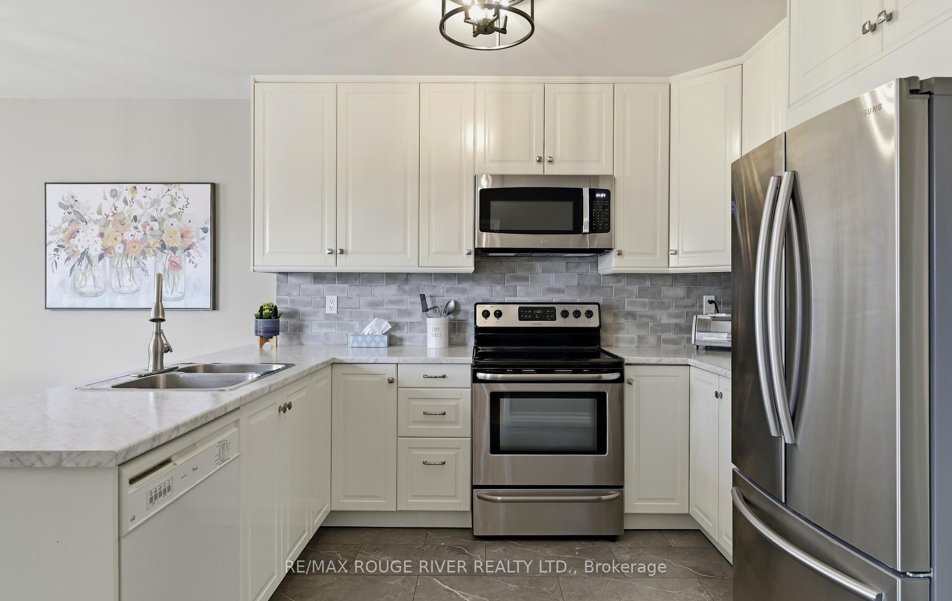 Photo 10 of 17 Cloverfield Street, Clarington, Courtice — HOMEH