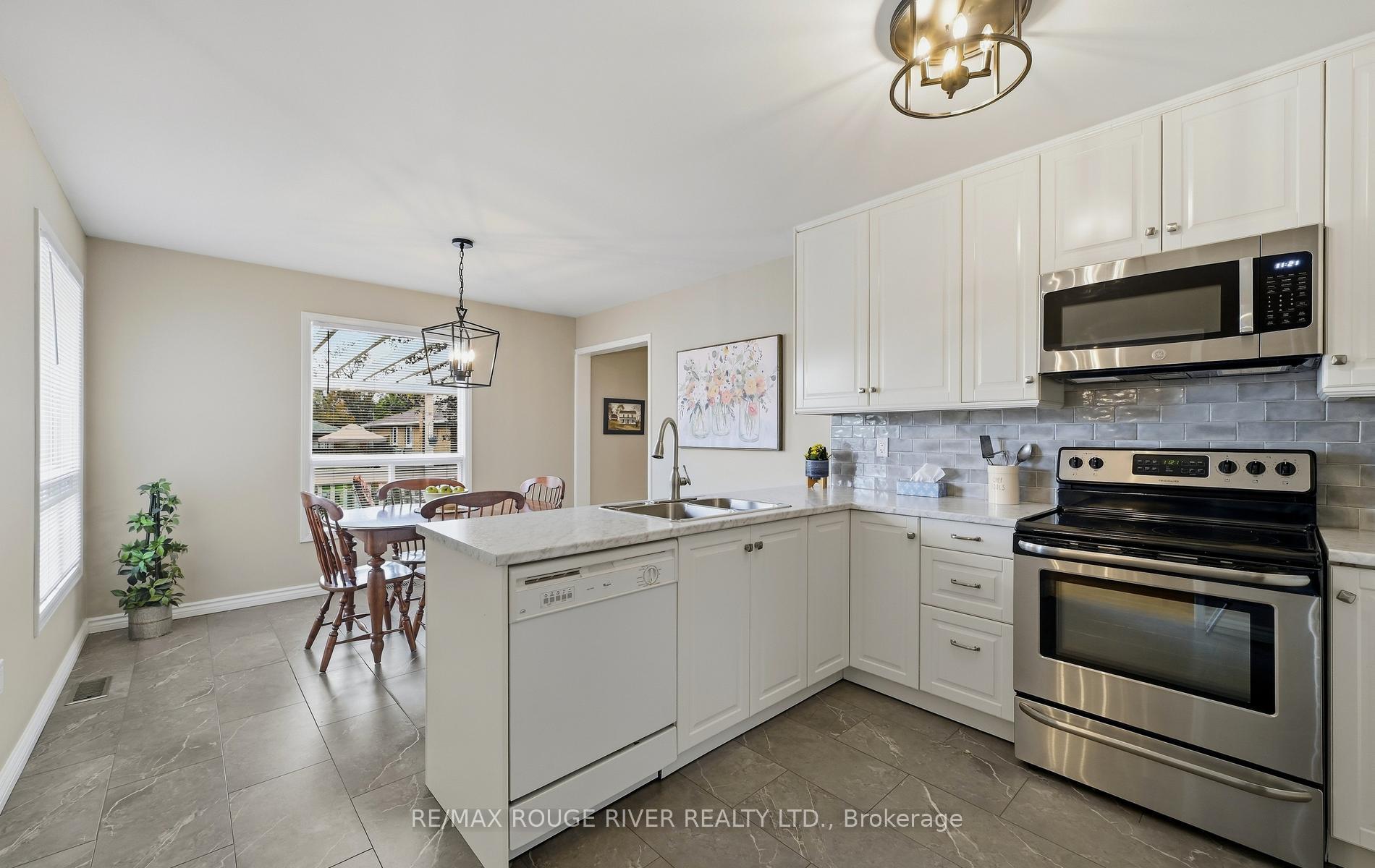 Photo 11 of 17 Cloverfield Street, Clarington, Courtice — HOMEH