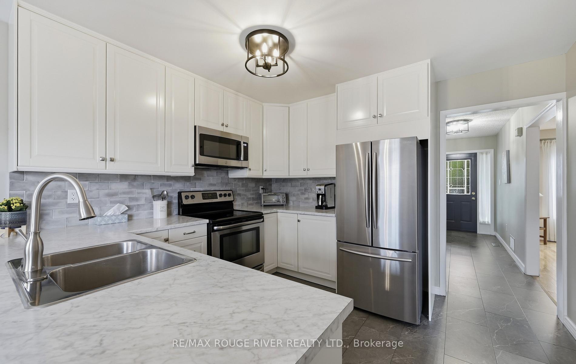 Photo 12 of 17 Cloverfield Street, Clarington, Courtice — HOMEH
