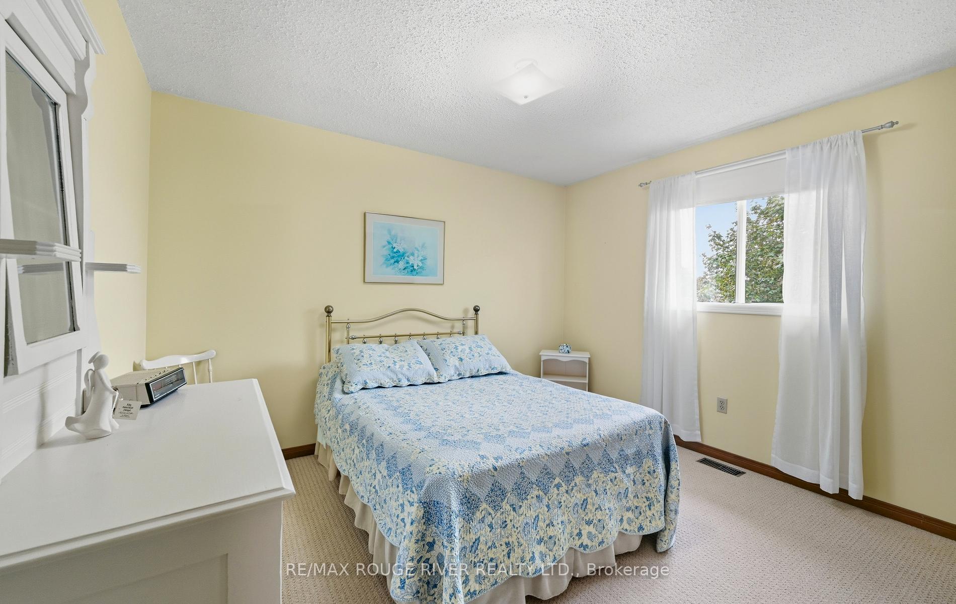 Photo 20 of 17 Cloverfield Street, Clarington, Courtice — HOMEH