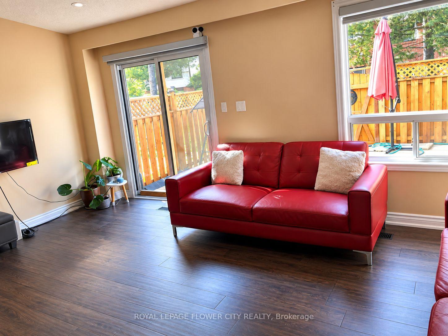 Photo 3 of Unit 5, 5 Foster Crescent, Brampton, Brampton North — HOMEH