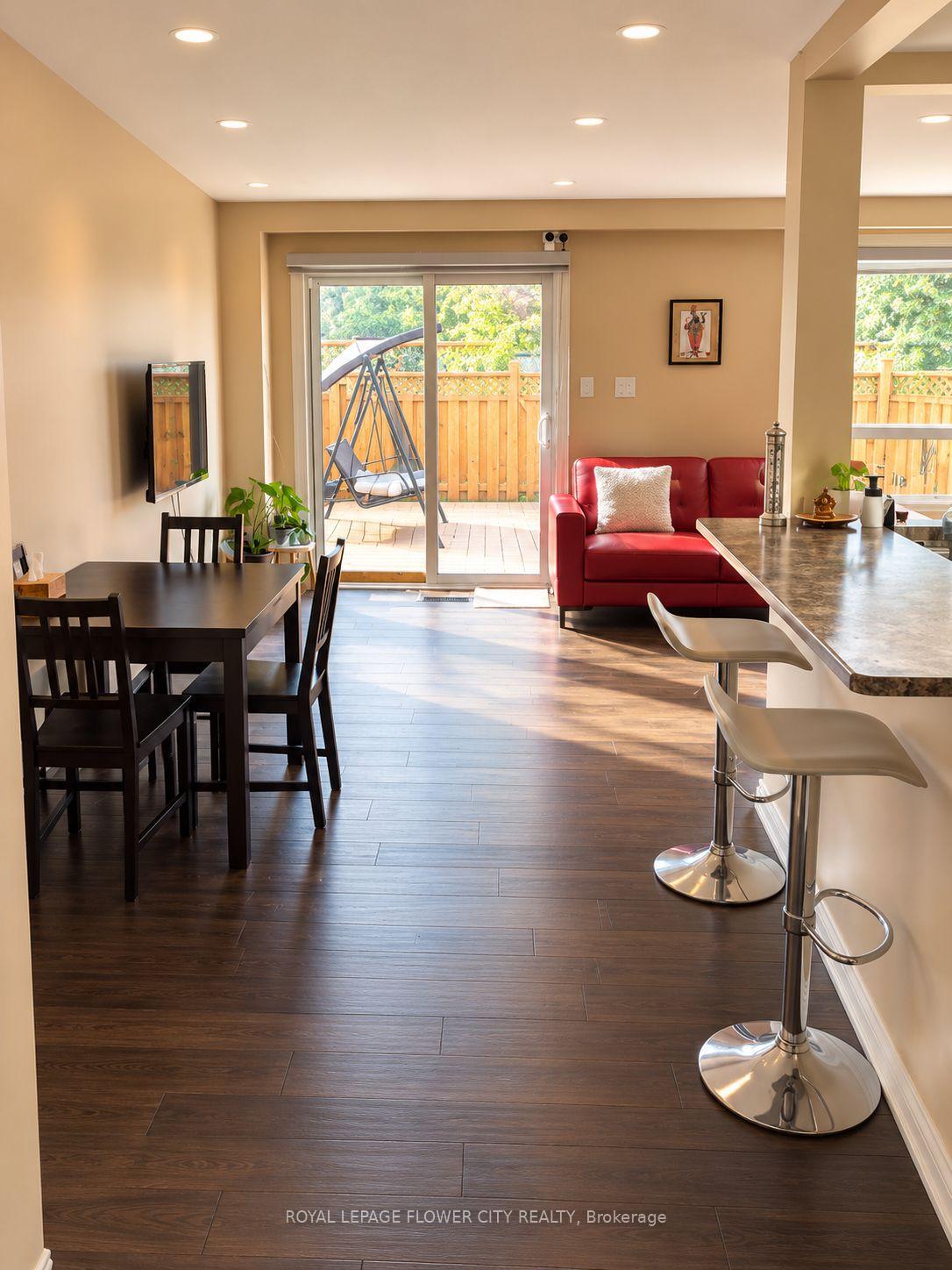 Photo 4 of Unit 5, 5 Foster Crescent, Brampton, Brampton North — HOMEH
